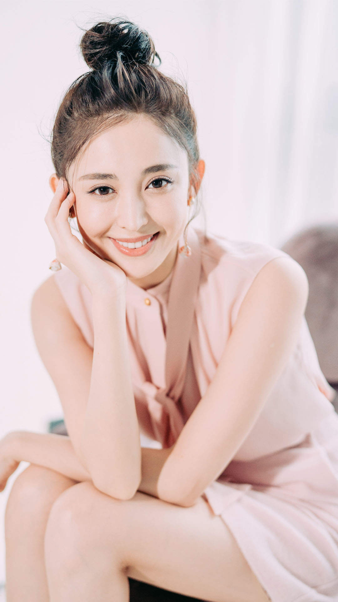 中国内地新疆乌鲁木齐市影视女演员古力娜扎清新丸子头手机壁纸图片