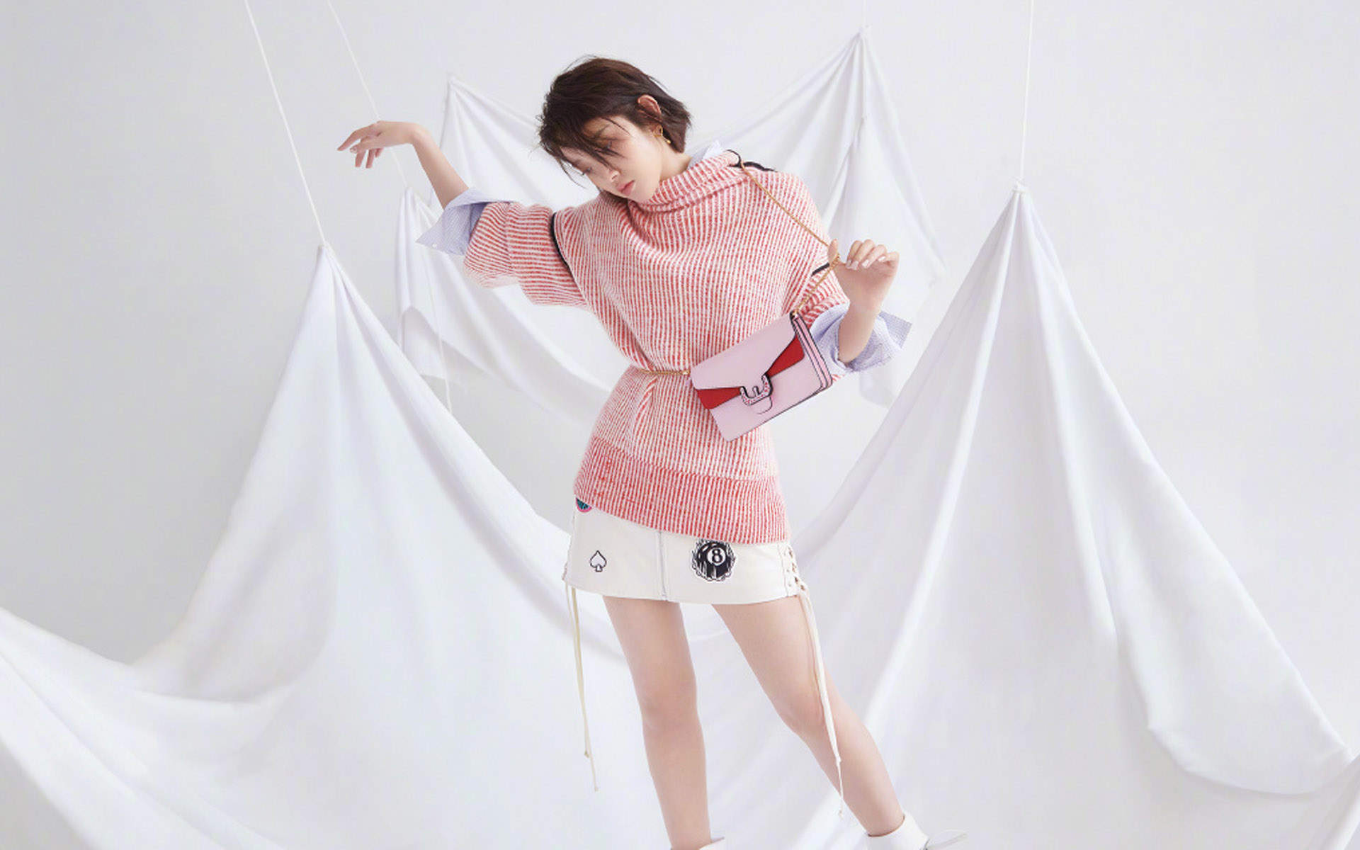 高清中国内地四川女演员唐艺昕湿发吊带裙性感写真图片图片