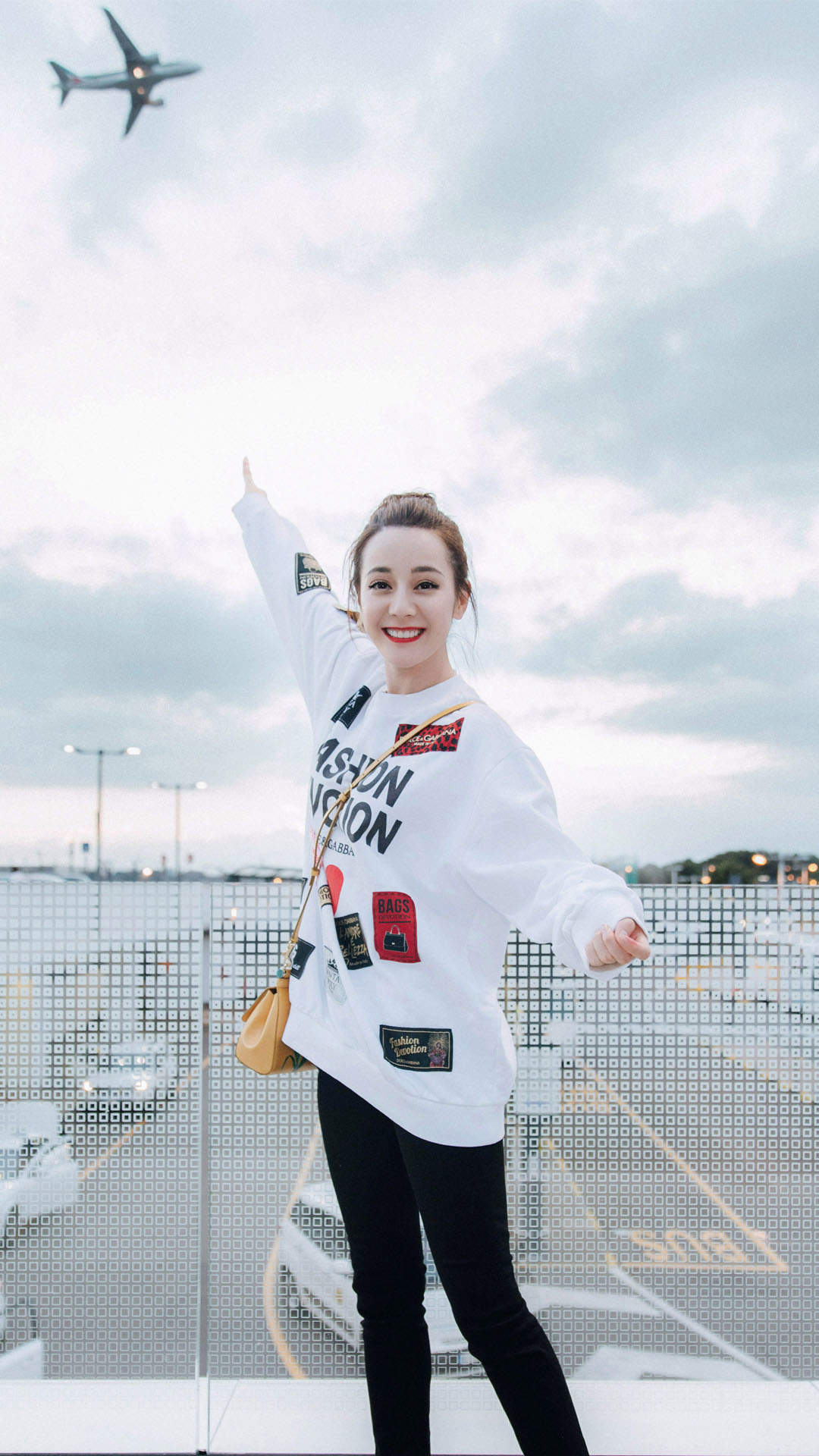 新疆乌鲁木齐美女演员迪丽热巴性感抹胸裙写真桌面壁纸图片