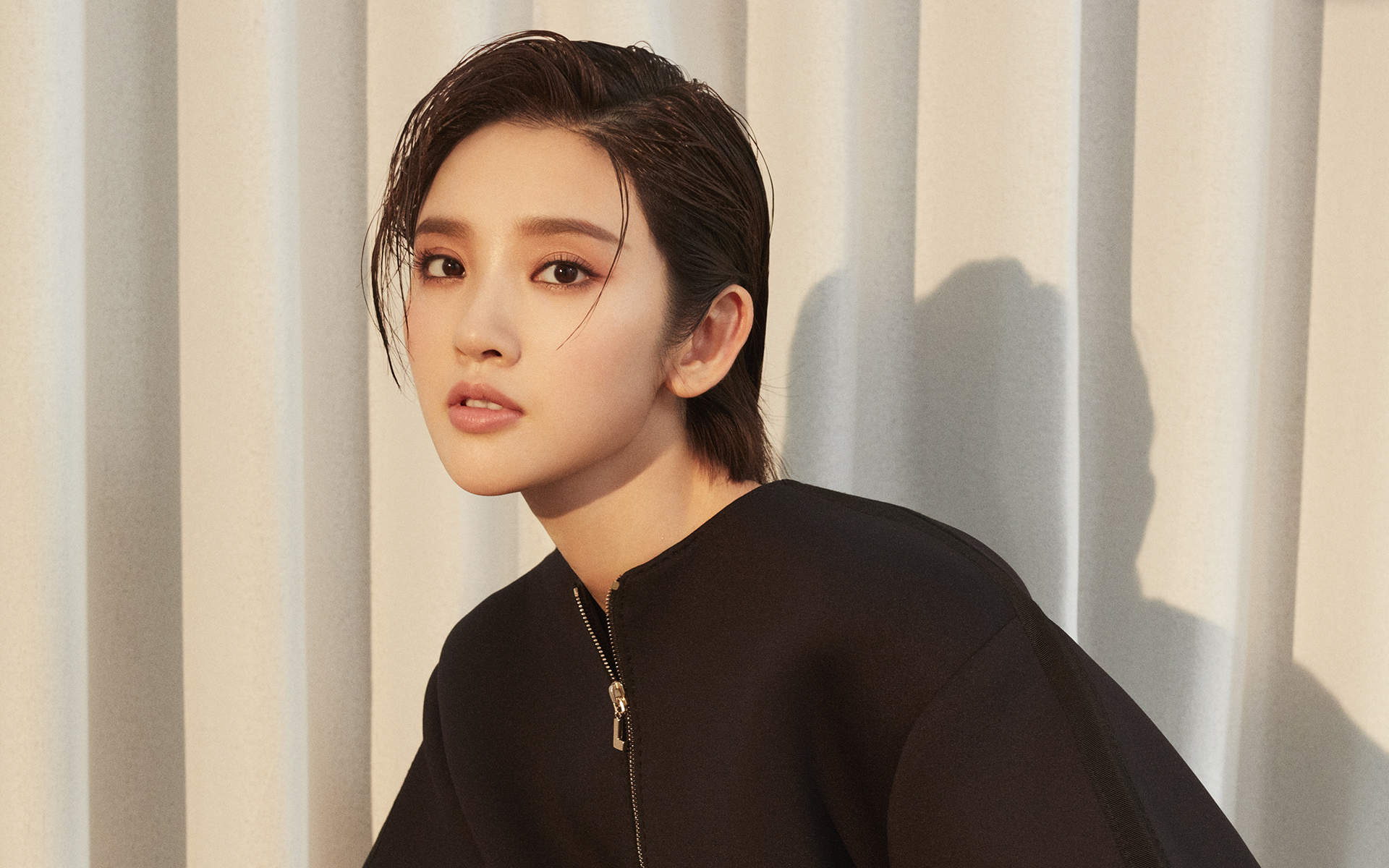 高清中国内地四川女演员唐艺昕湿发吊带裙性感写真图片图片