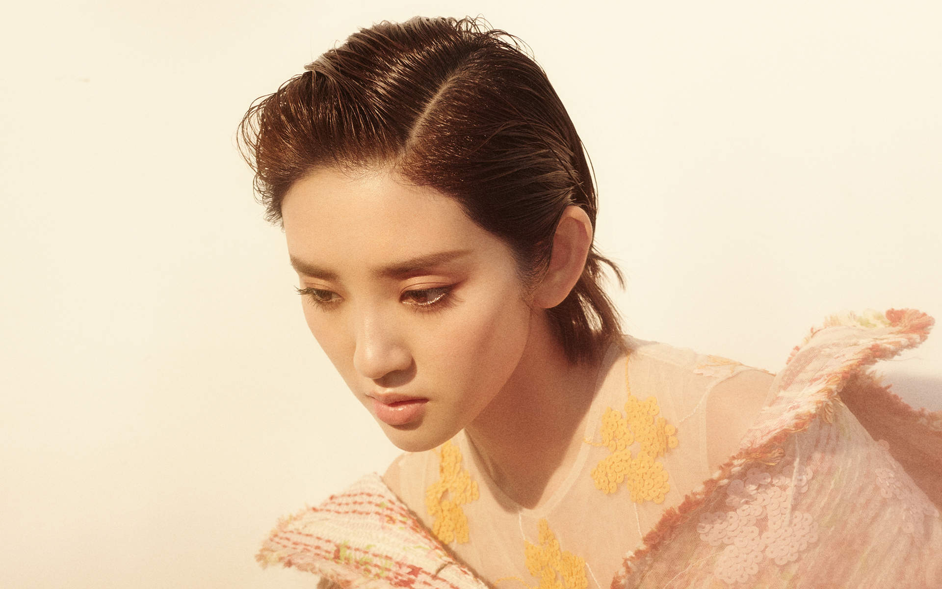 高清中国内地四川女演员唐艺昕湿发吊带裙性感写真图片图片