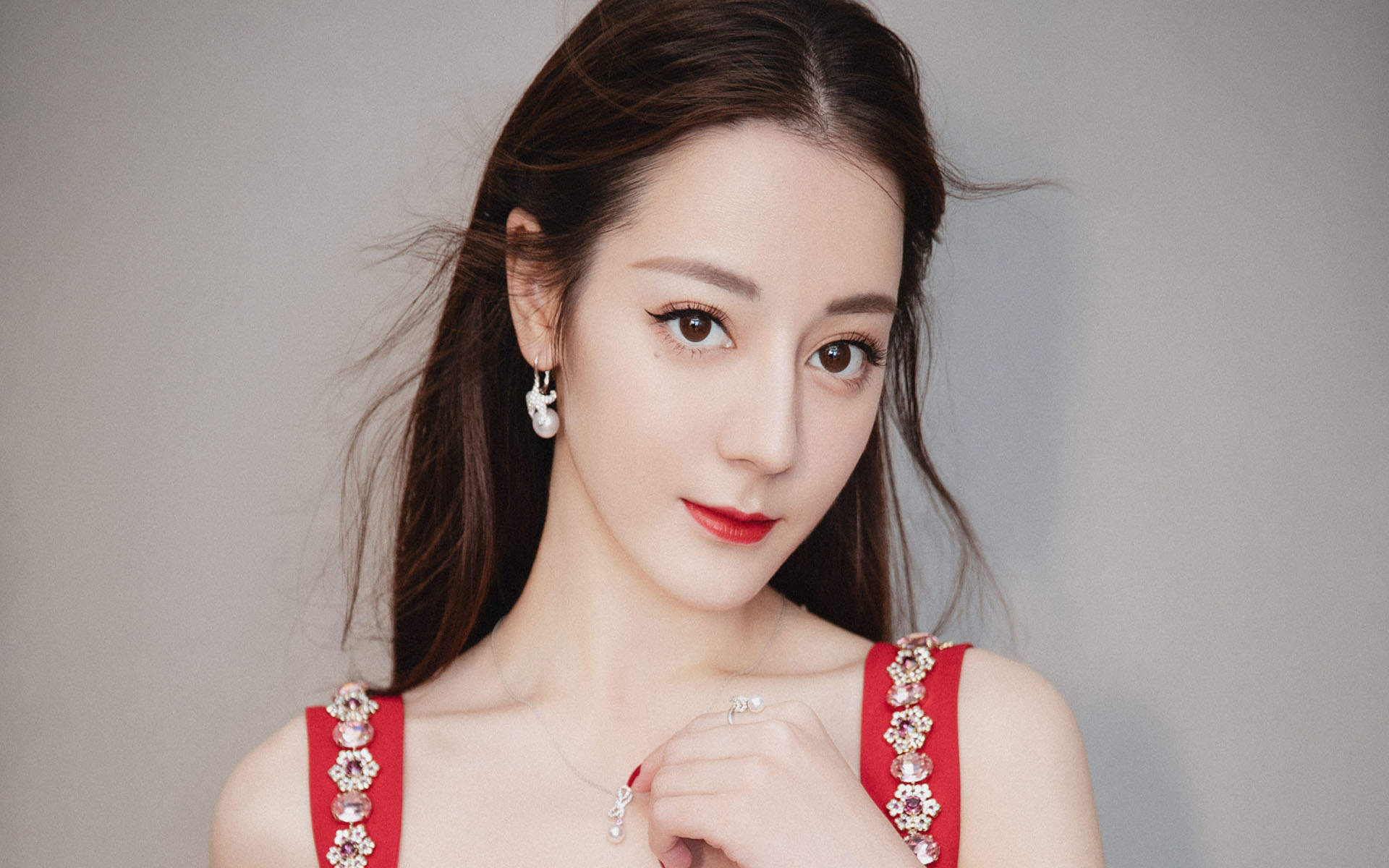 新疆乌鲁木齐美女演员迪丽热巴最新杂志写真图片图片