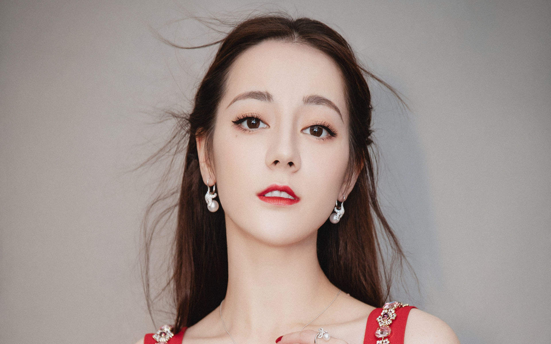 新疆乌鲁木齐美女演员迪丽热巴最新杂志写真图片图片