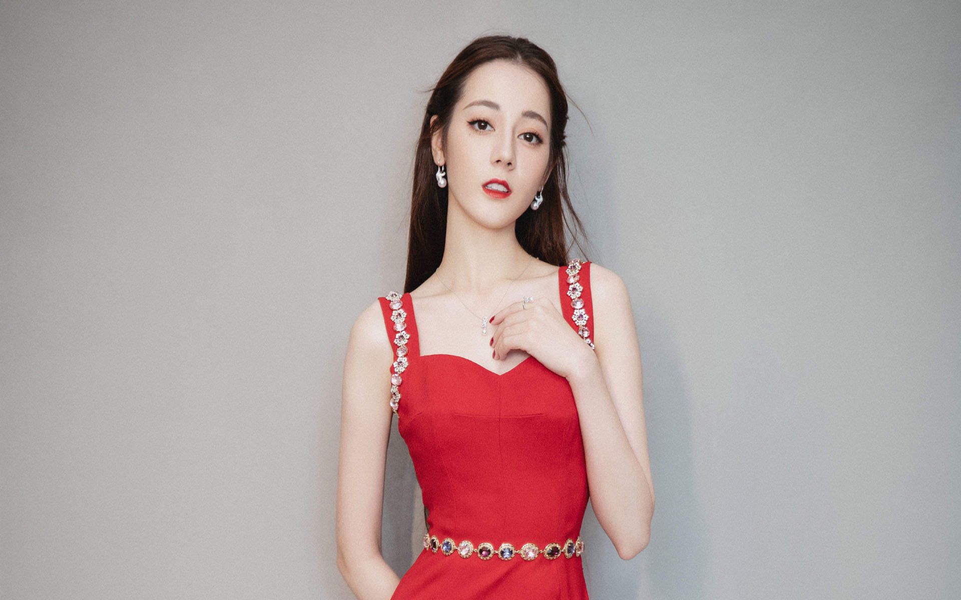 新疆乌鲁木齐美女演员迪丽热巴最新杂志写真图片图片