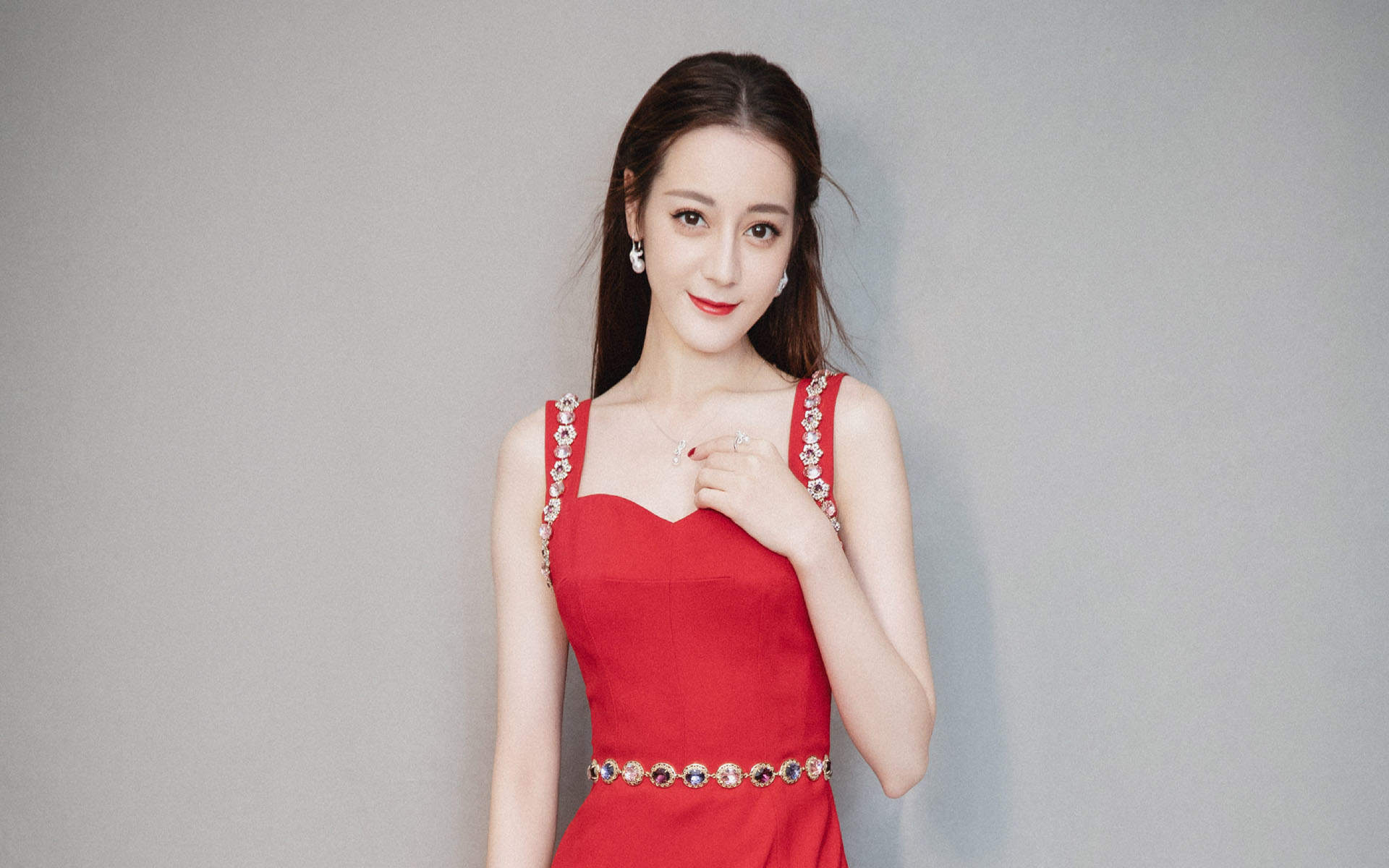 新疆乌鲁木齐美女演员迪丽热巴最新杂志写真图片图片