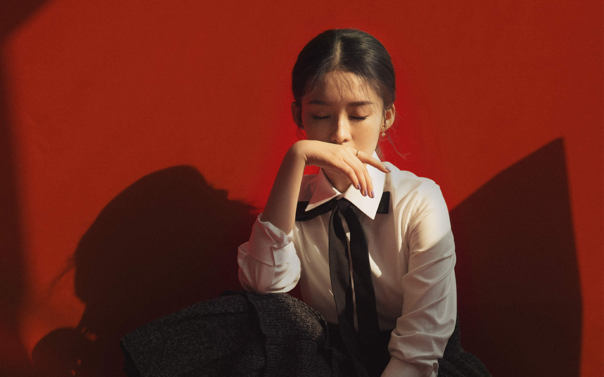 中国内地江苏省苏州市影视女演员李沁甜美俏皮写真手机壁纸图片