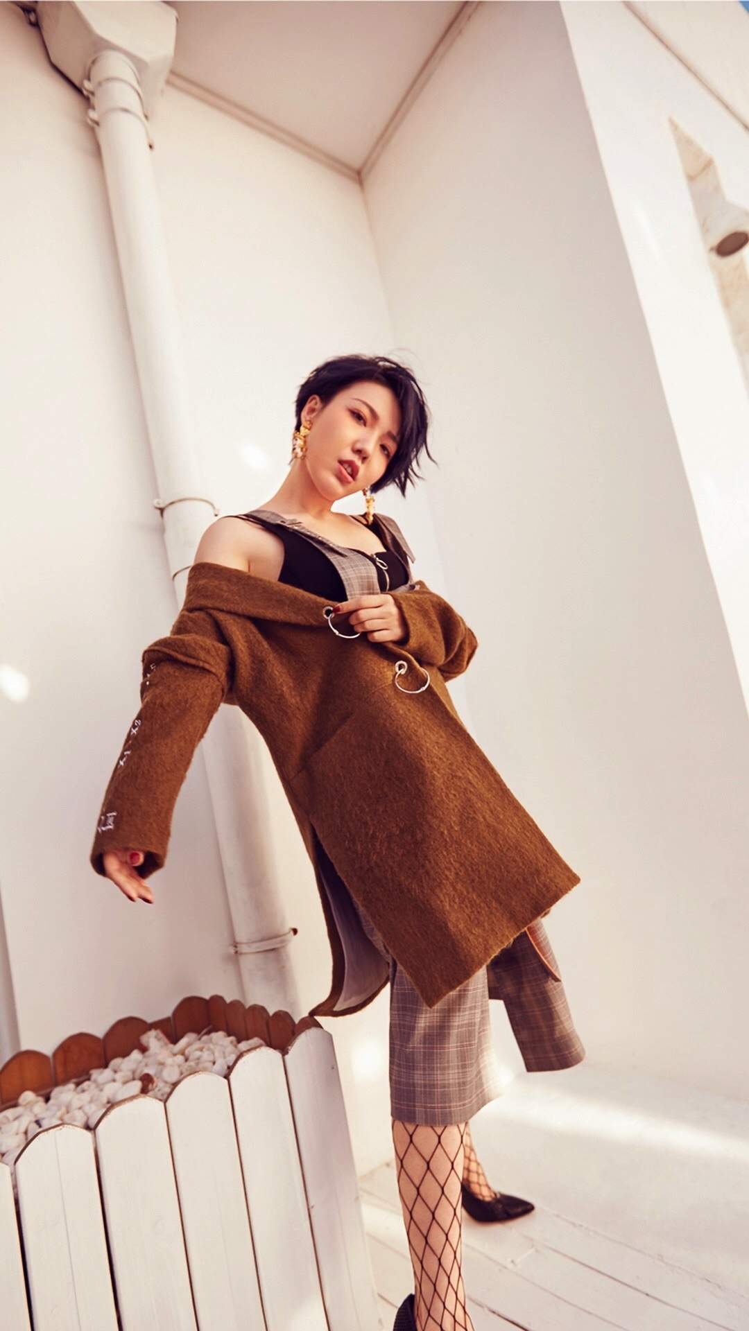 高清大陆黑龙江齐齐哈尔女演员吴莫愁时尚写真高清手机壁纸图片
