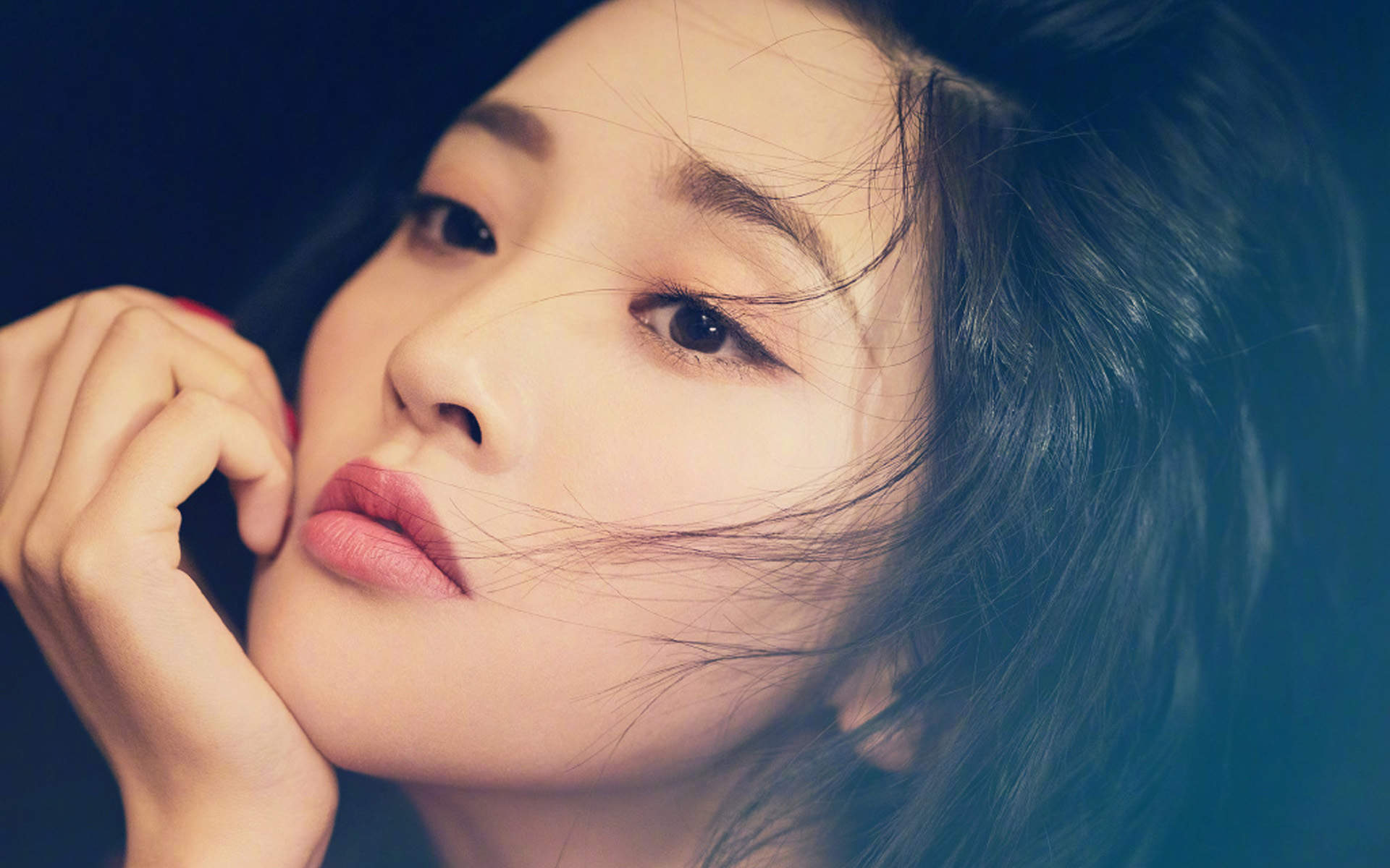 高清中国内地四川女演员唐艺昕湿发吊带裙性感写真图片图片