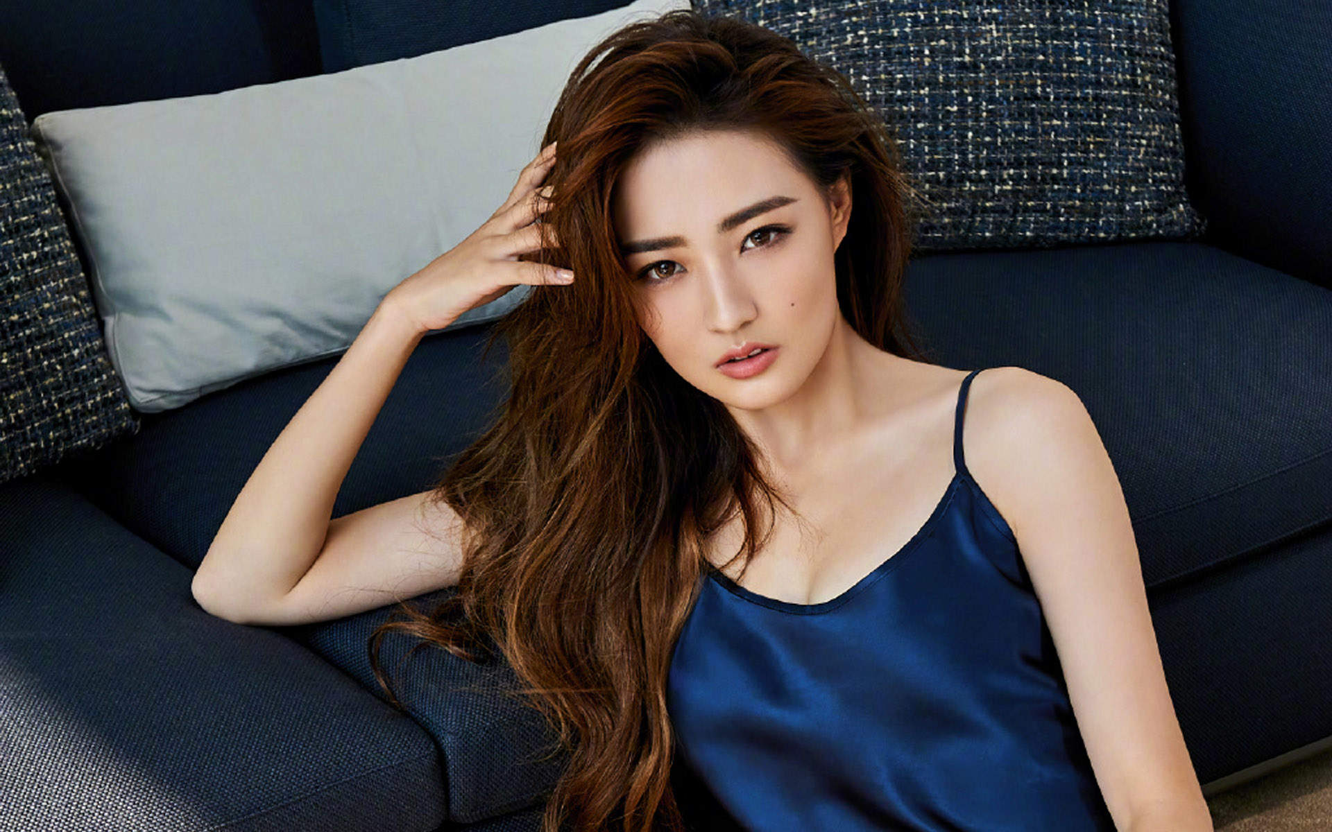 中国内地内蒙古呼和浩特女演员徐璐性感牛仔连体装时尚写真高清图片图片
