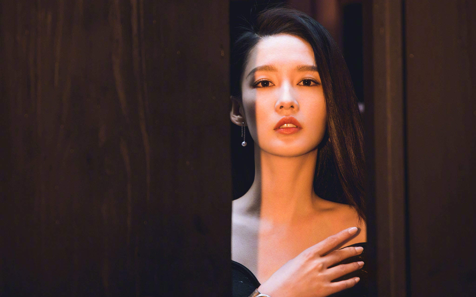 中国内地江苏省苏州市影视女演员李沁黑白长裙性感写真图片图片