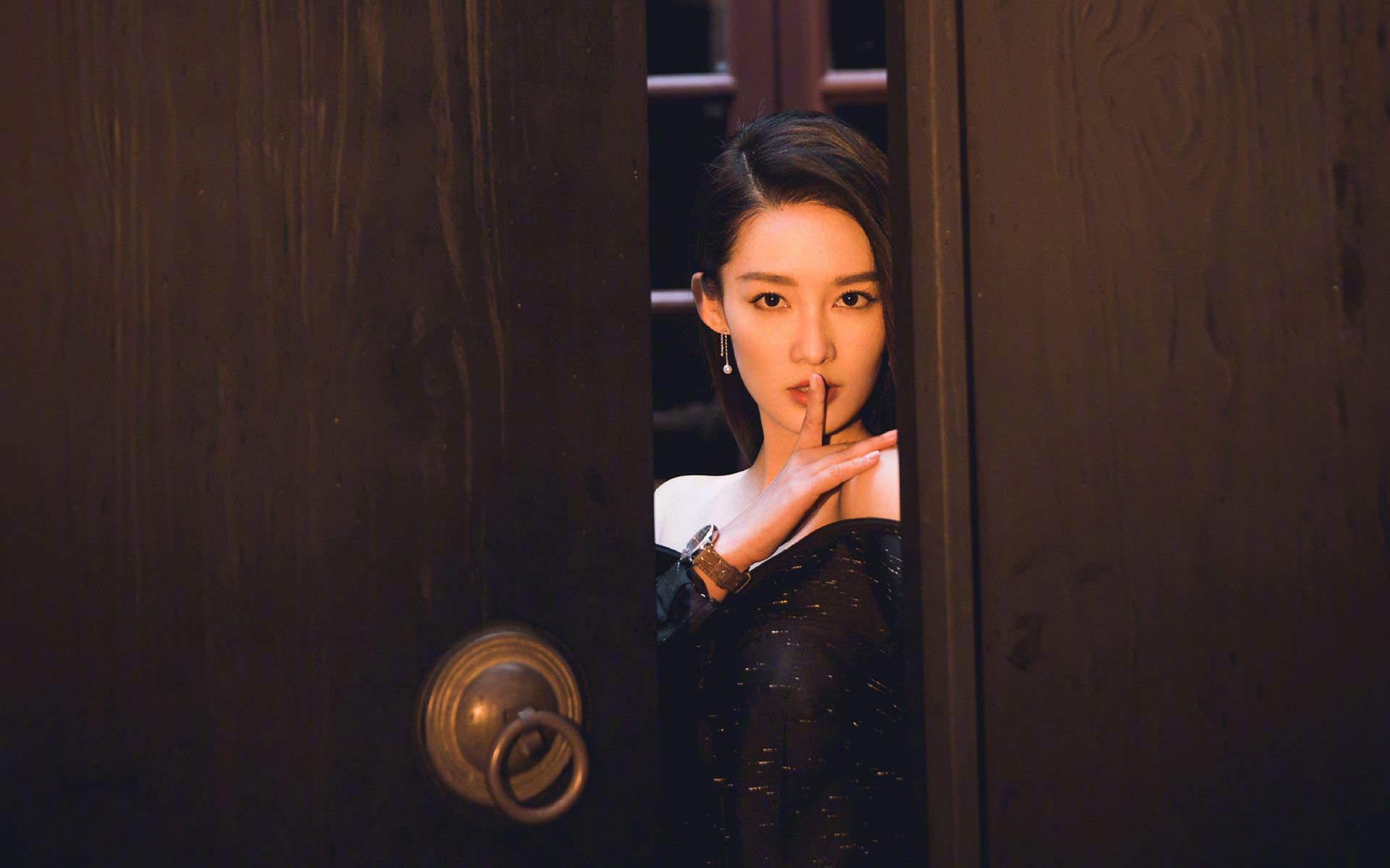 中国内地江苏省苏州市影视女演员李沁黑白长裙性感写真图片图片