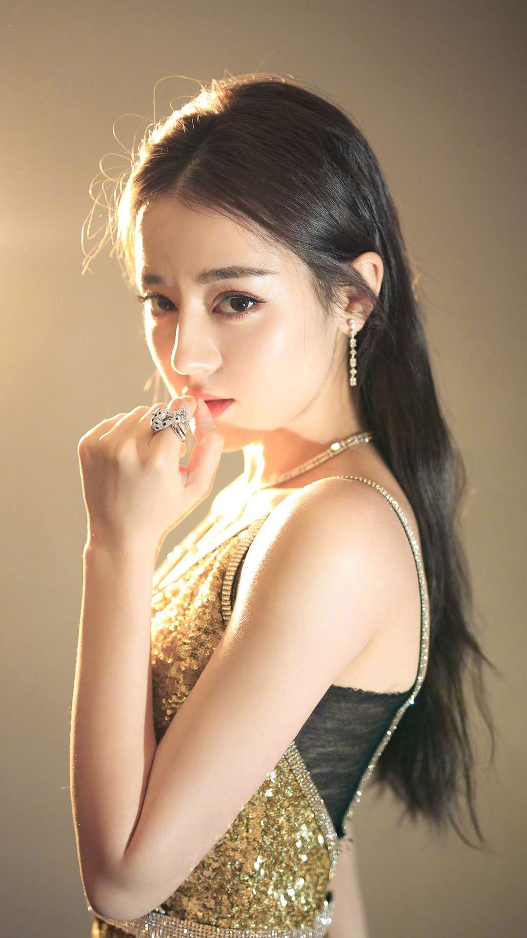 新疆乌鲁木齐美女演员迪丽热巴性感迷人写真桌面壁纸图片