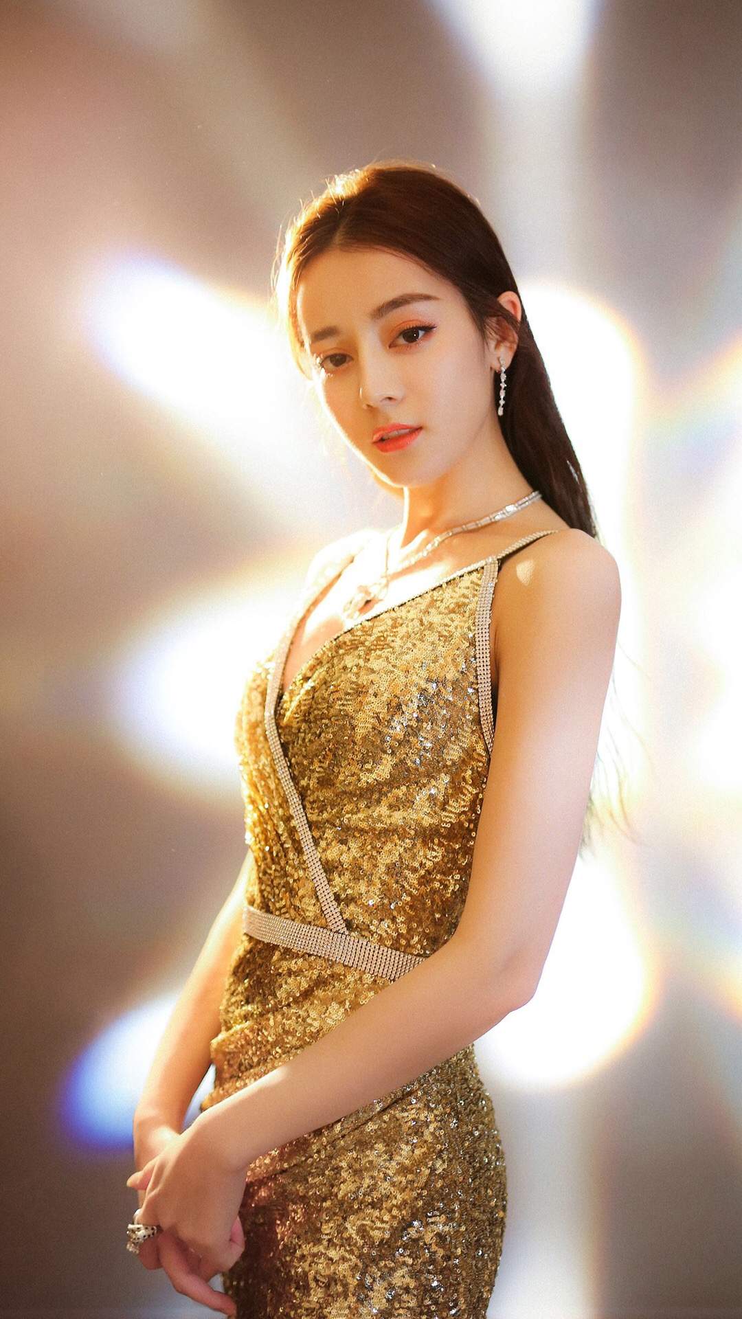 新疆乌鲁木齐美女演员迪丽热巴最新杂志写真图片图片