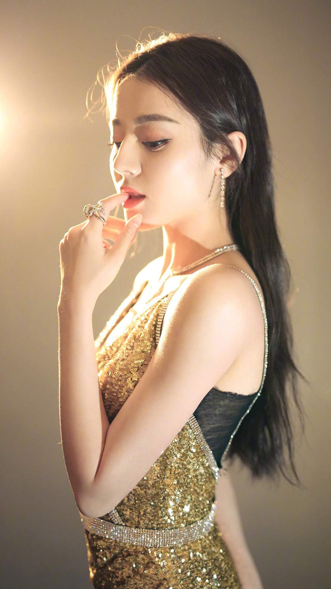 新疆乌鲁木齐美女演员迪丽热巴性感迷人写真桌面壁纸图片