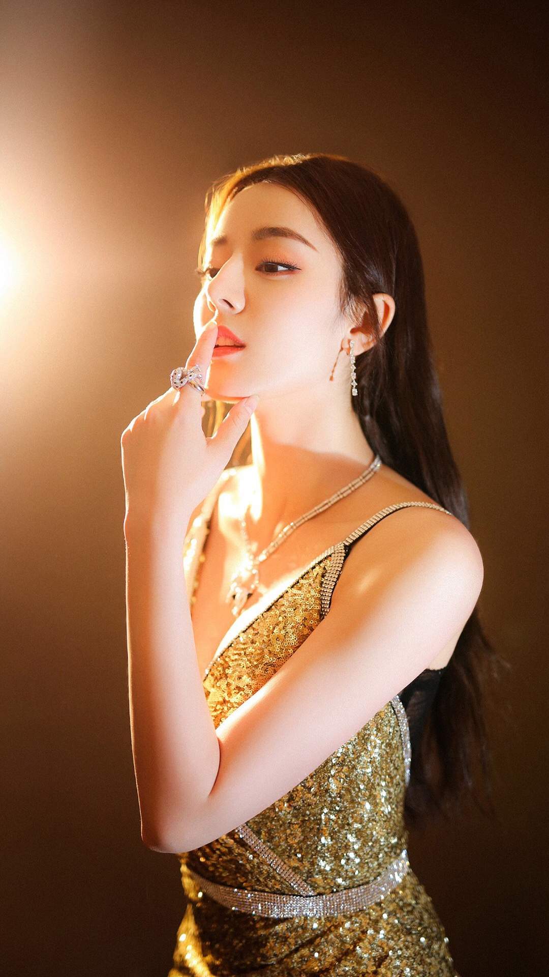 新疆乌鲁木齐美女演员迪丽热巴最新杂志写真图片图片