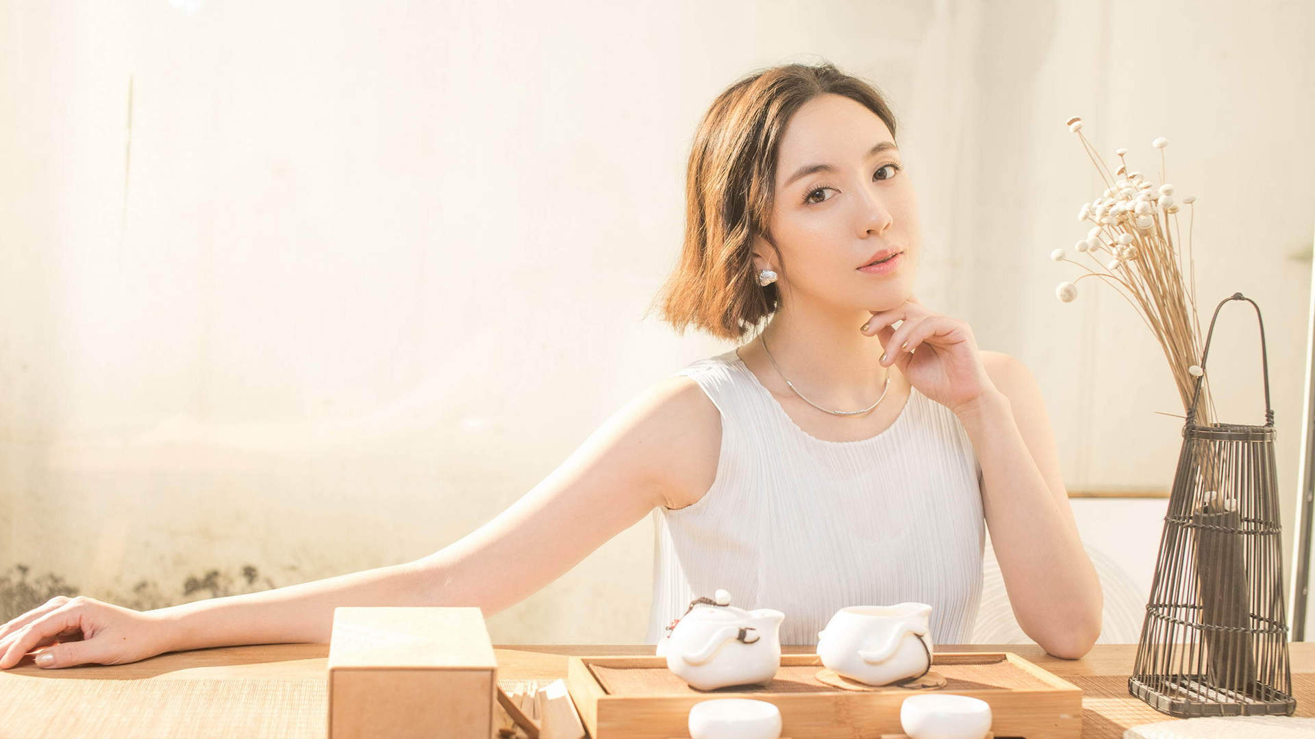 山东籍内地女演员吕佳容性感迷人写真桌面壁纸图片
