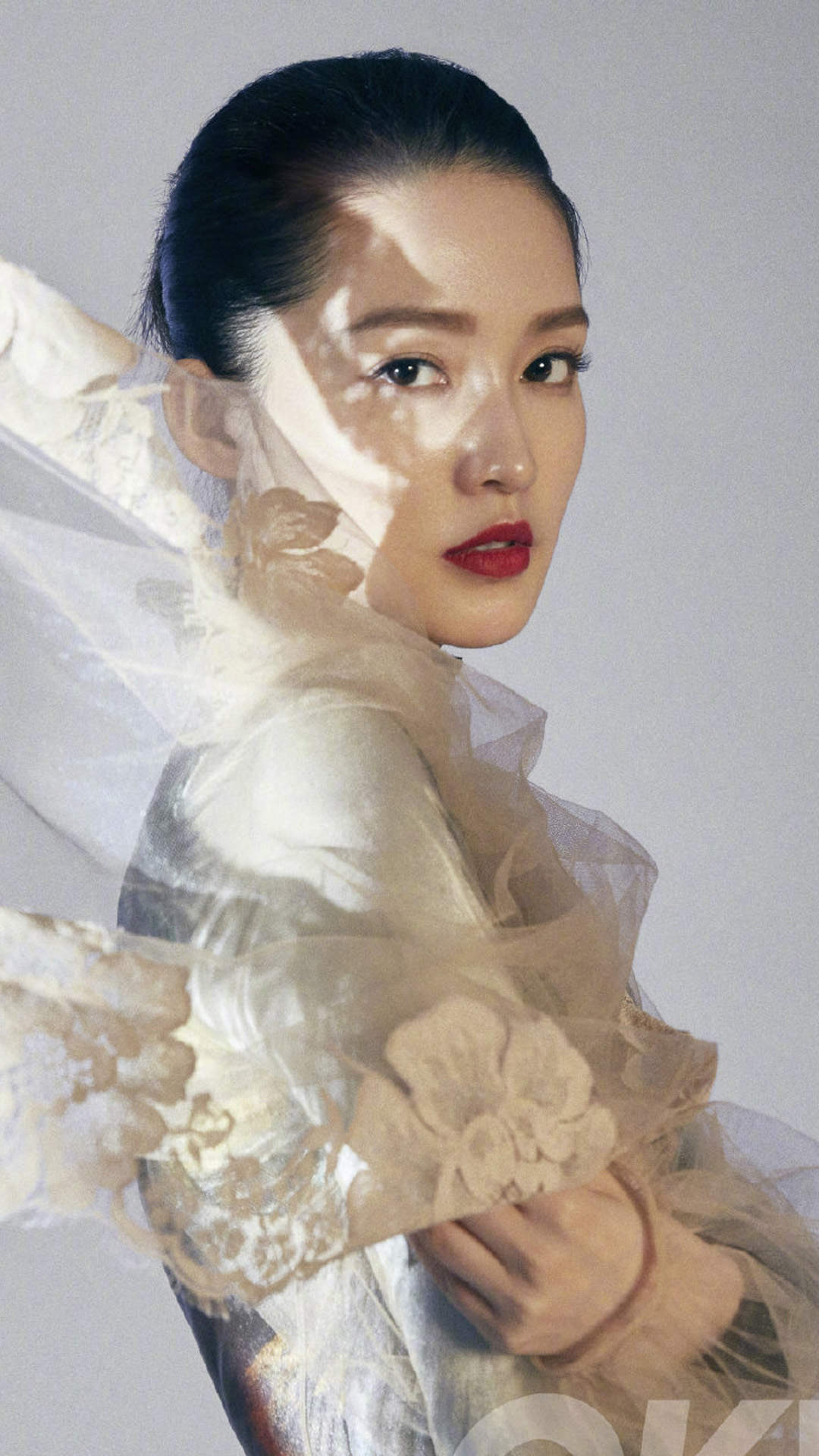 中国内地江苏省苏州市影视女演员李沁黑白长裙性感写真图片图片