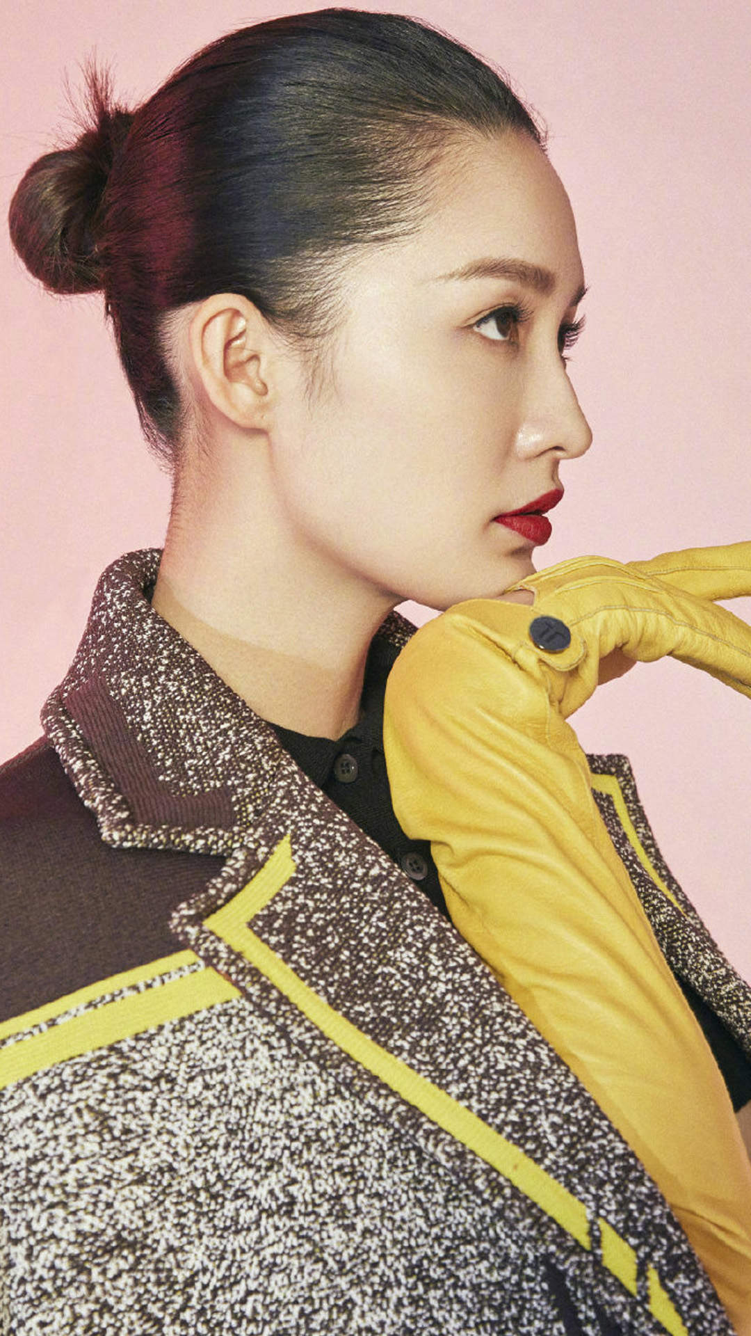 中国内地江苏省苏州市影视女演员李沁甜美俏皮写真手机壁纸图片