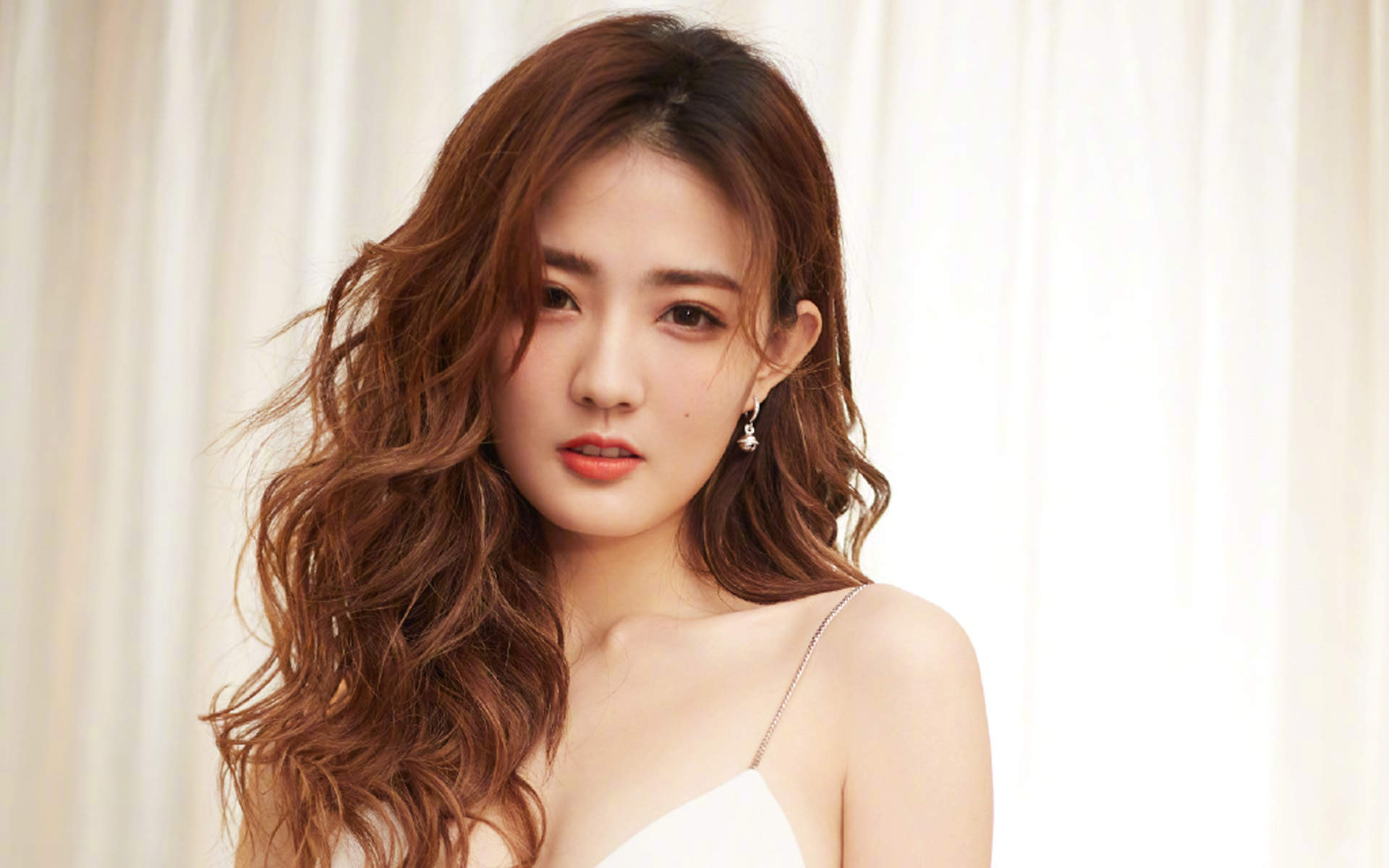 中国内地内蒙古呼和浩特女演员徐璐性感牛仔连体装时尚写真高清图片图片