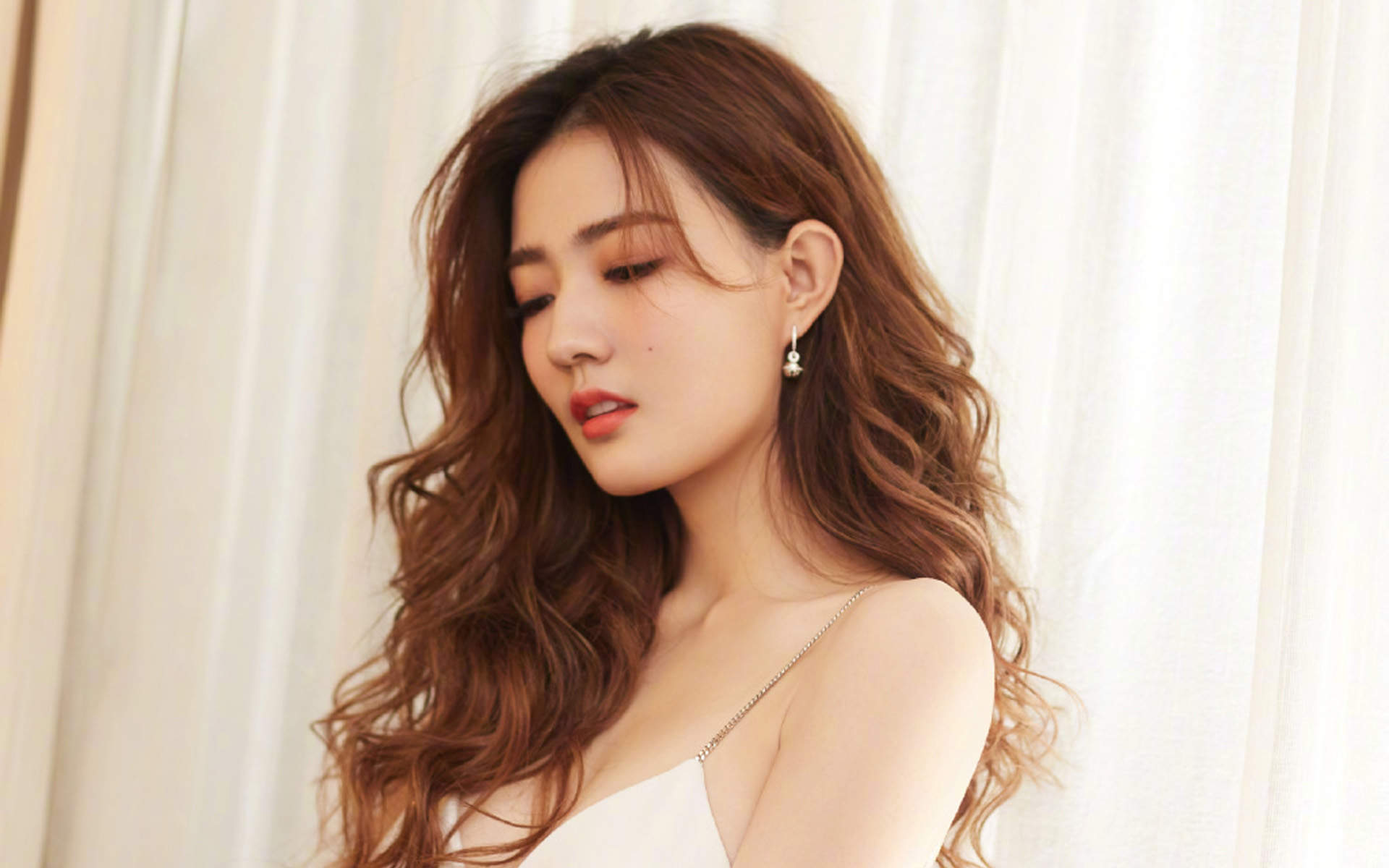 中国内地内蒙古呼和浩特女演员徐璐性感牛仔连体装时尚写真高清图片图片