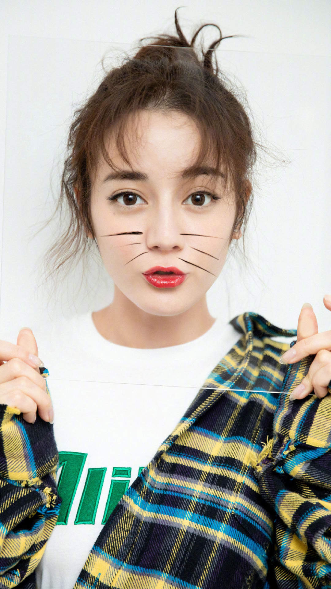 新疆乌鲁木齐美女演员迪丽热巴最新杂志写真图片图片