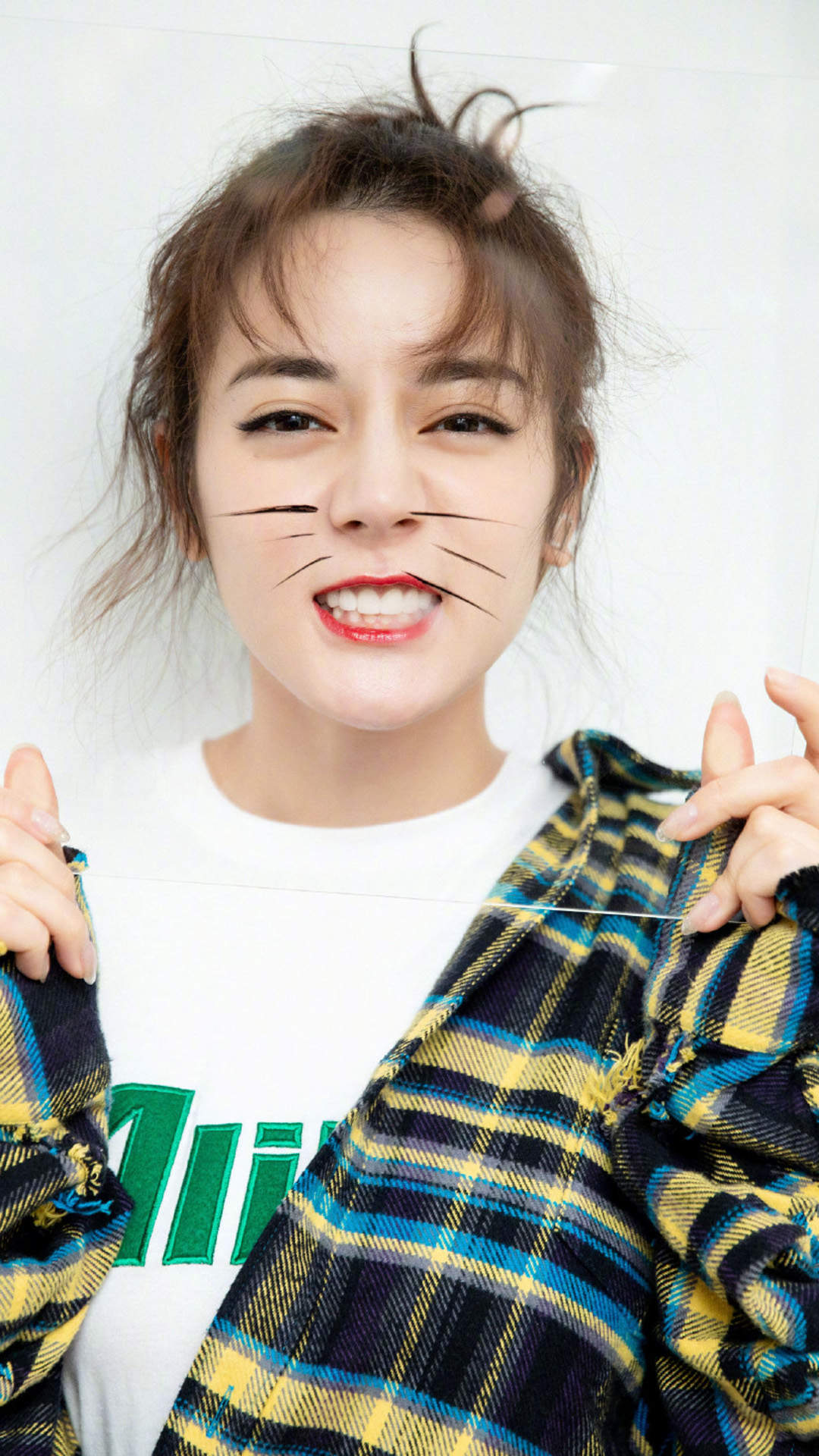 新疆乌鲁木齐美女演员迪丽热巴最新杂志写真图片图片