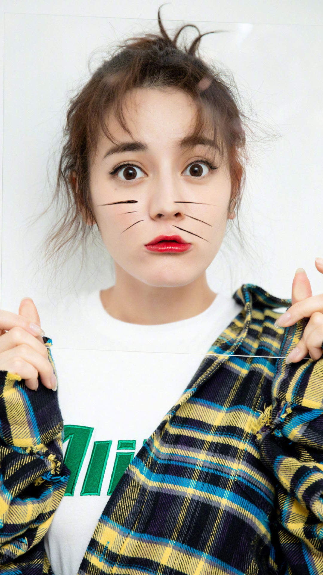 新疆乌鲁木齐美女演员迪丽热巴性感抹胸裙写真桌面壁纸图片