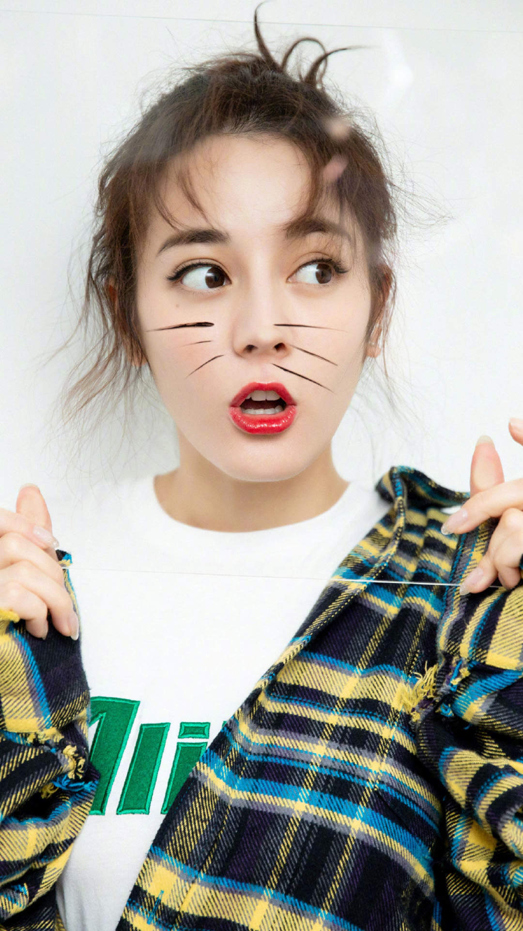 新疆乌鲁木齐美女演员迪丽热巴最新杂志写真图片图片