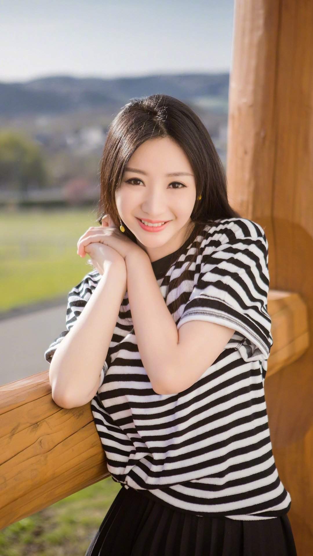 中国内地湖南衡阳女演员柳岩性感白裙沙漠艺术写真牵骆驼变塞外明珠(一)图片
