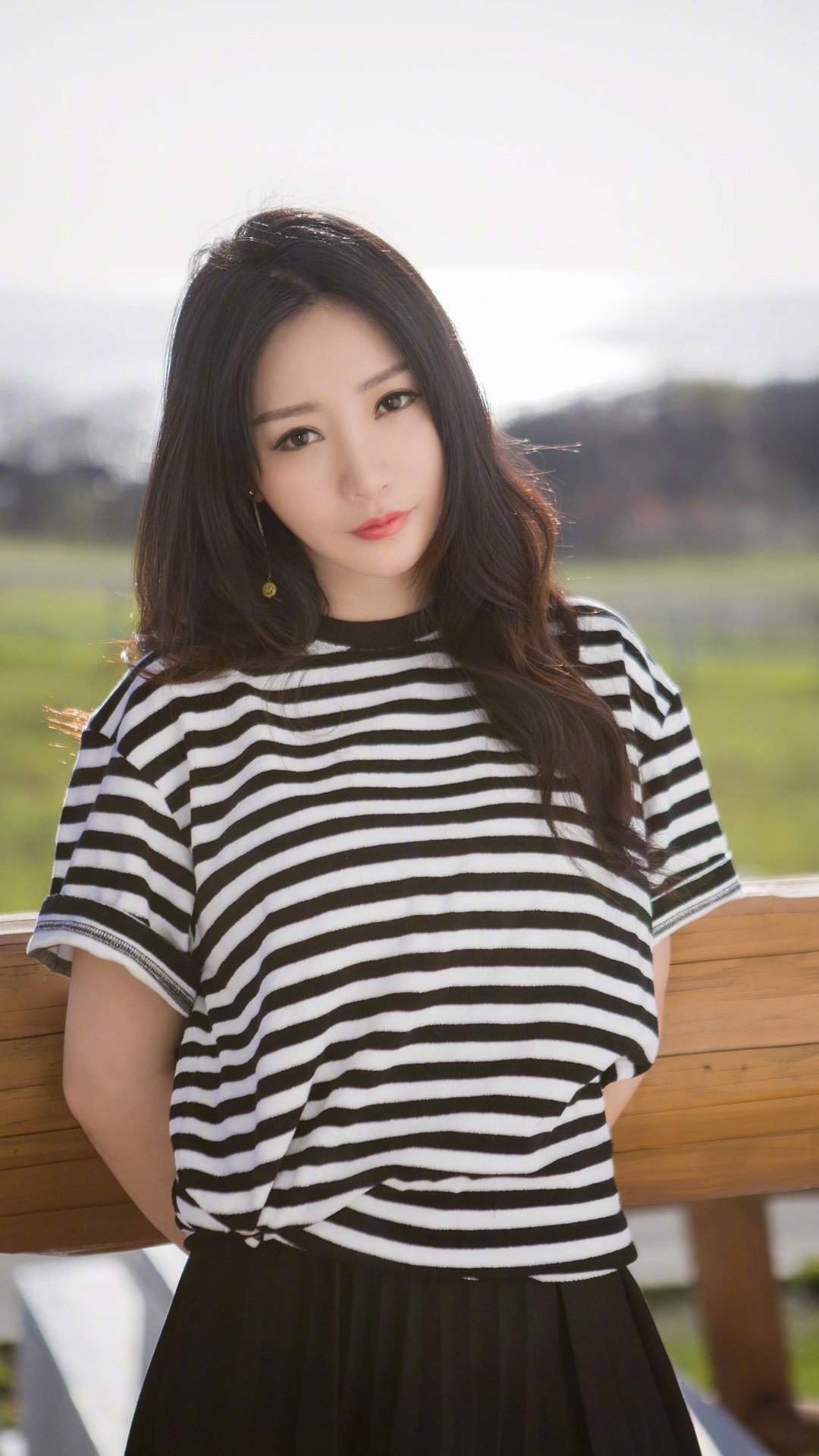中国内地湖南衡阳女演员柳岩性感白裙沙漠艺术写真牵骆驼变塞外明珠(一)图片