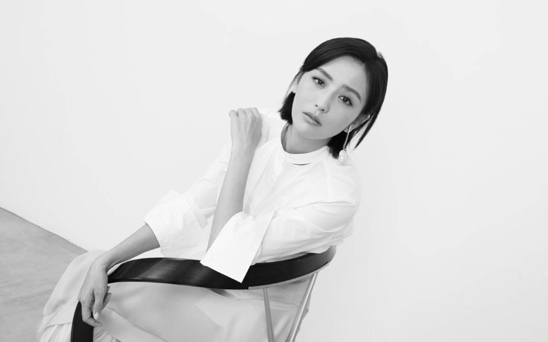高清中国内地新疆伊犁影视女演员佟丽娅薄纱轻舞娇俏灵动新年大片曝光图片