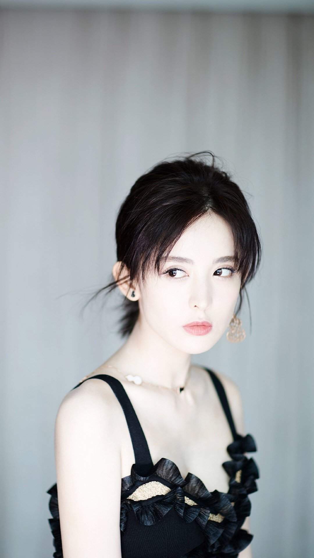 中国内地新疆乌鲁木齐市影视女演员古力娜扎清新丸子头手机壁纸图片