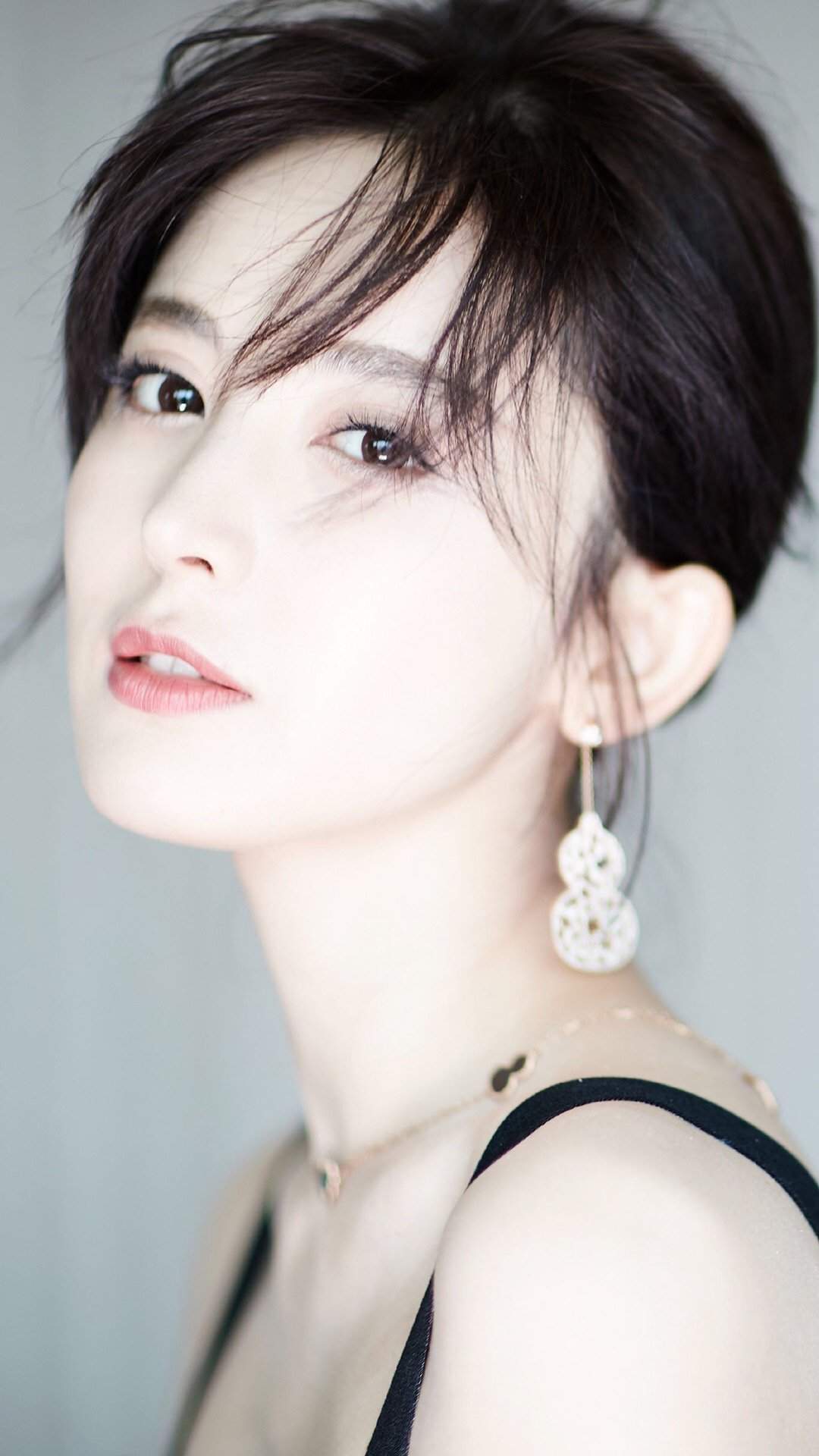 中国内地新疆乌鲁木齐市影视女演员古力娜扎清新丸子头手机壁纸图片