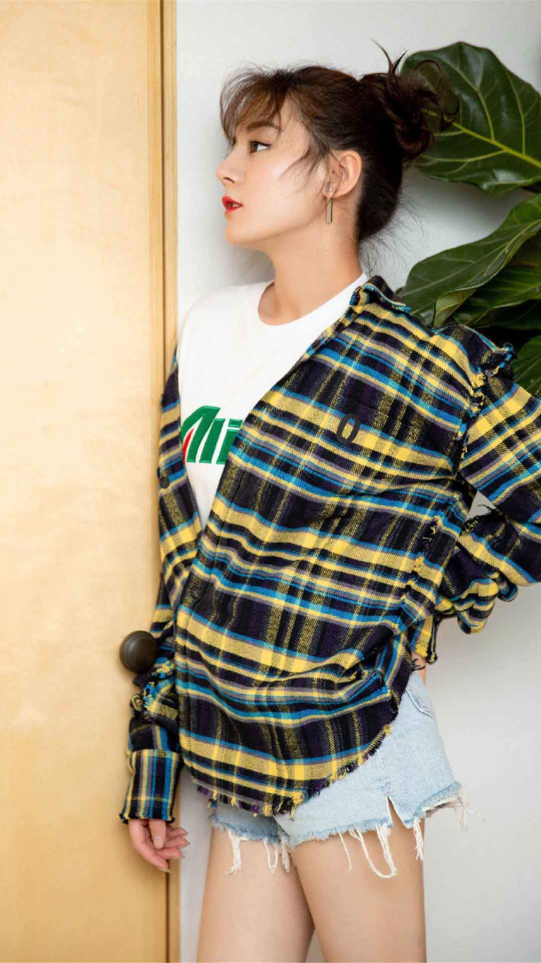 新疆乌鲁木齐美女演员迪丽热巴最新杂志写真图片图片