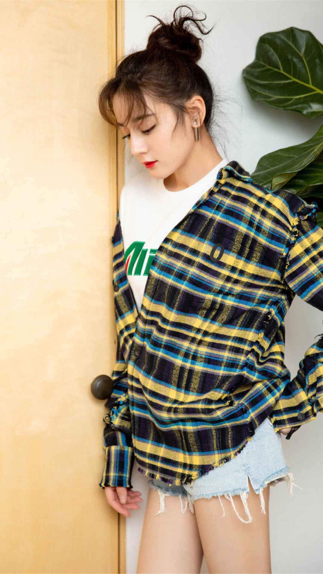 新疆乌鲁木齐美女演员迪丽热巴最新杂志写真图片图片