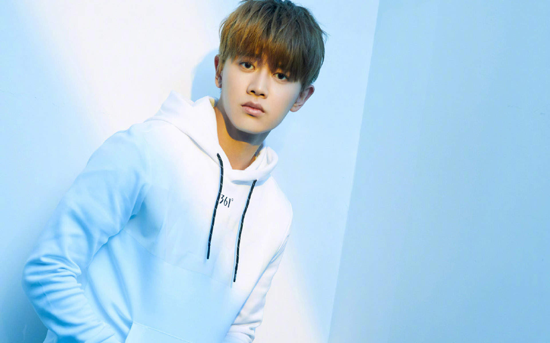 高清山东省青岛男明星任嘉伦帅气写真高清手机壁纸图片