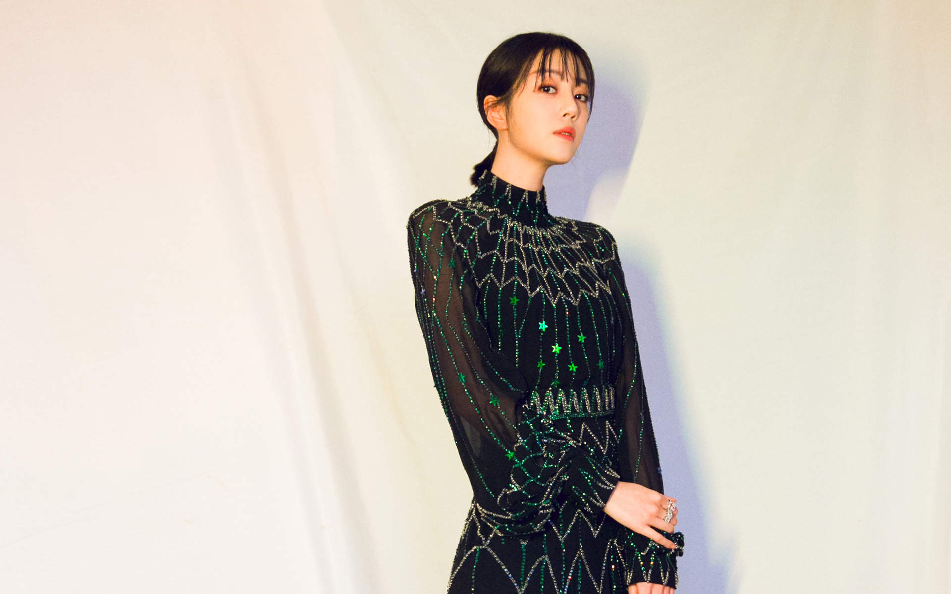 高清北京美女李溪芮粉色西装时尚写真图片图片