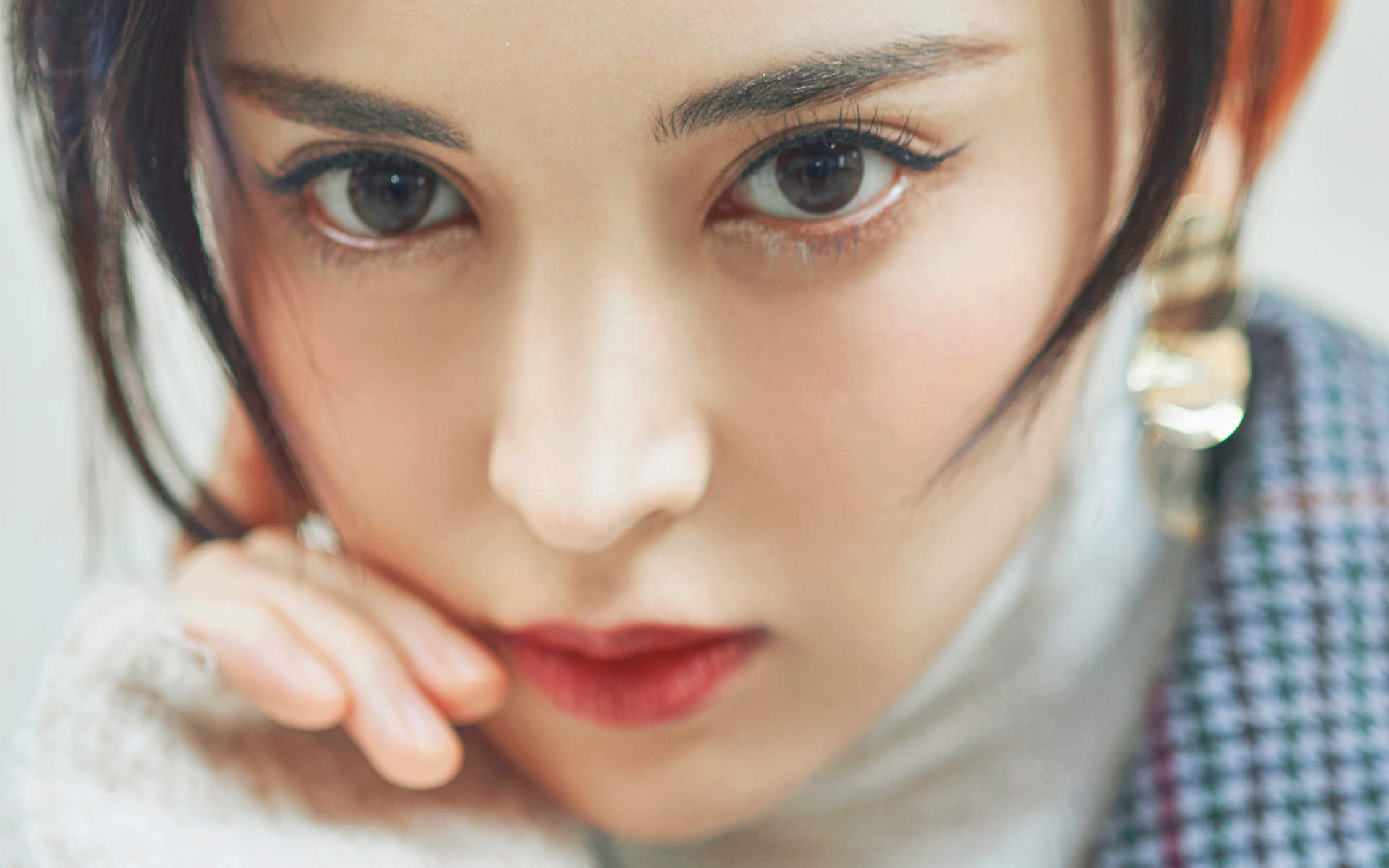 中国内地新疆乌鲁木齐市影视女演员古力娜扎清新丸子头手机壁纸图片