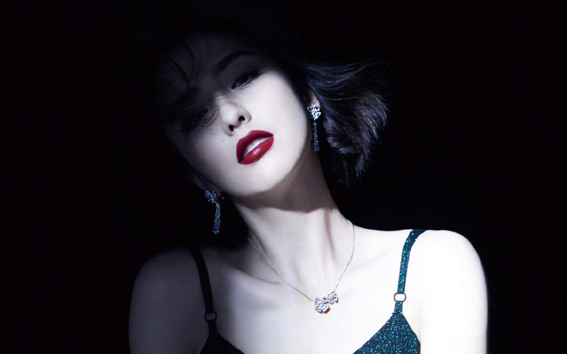 高清中国内地新疆伊犁影视女演员佟丽娅性感妩媚写真图片图片
