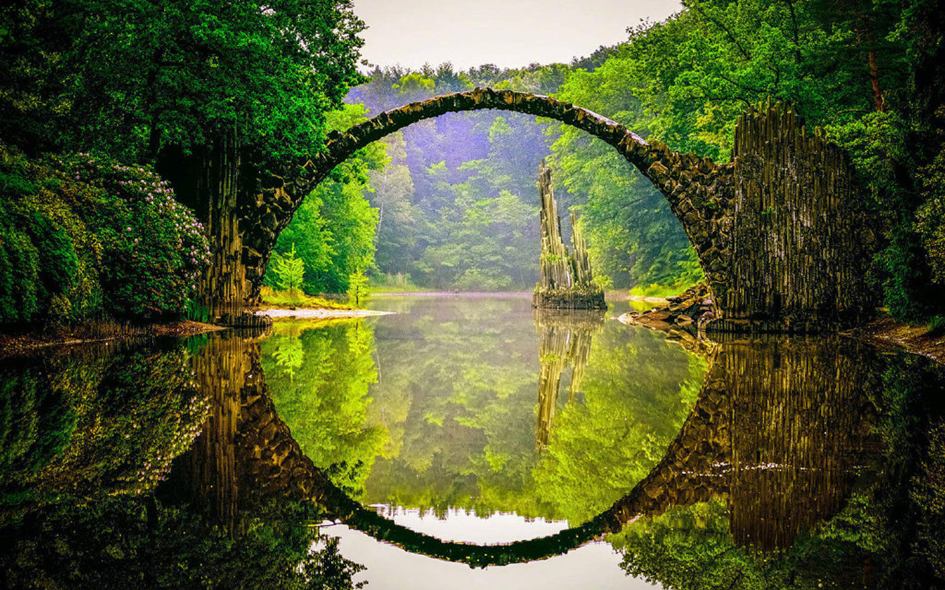 平静的湖面图片