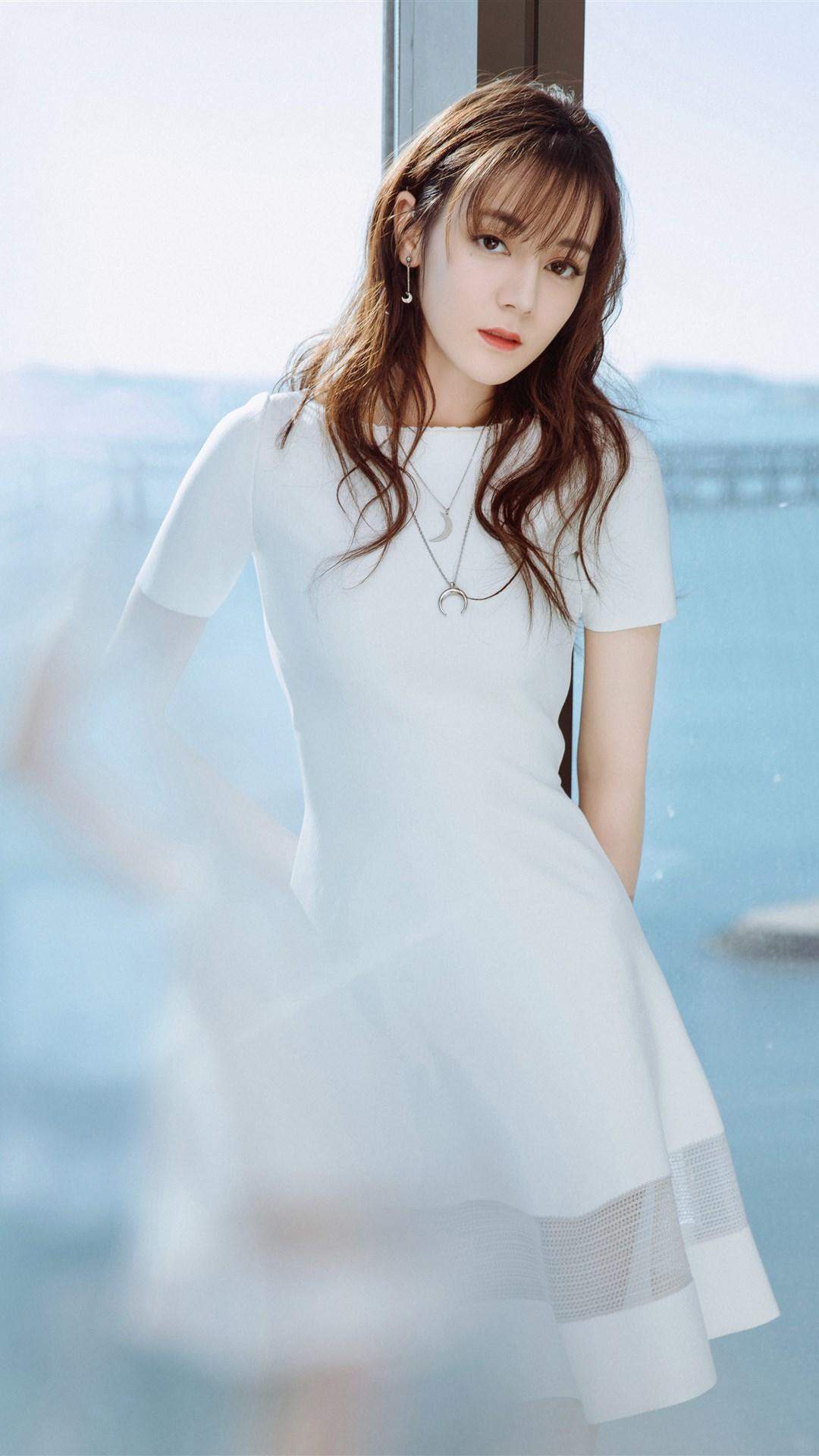 新疆乌鲁木齐美女演员迪丽热巴最新杂志写真图片图片