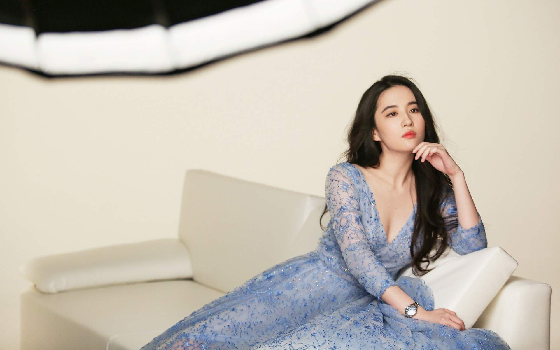 袁姗姗白裙优雅性感桌面壁纸图片
