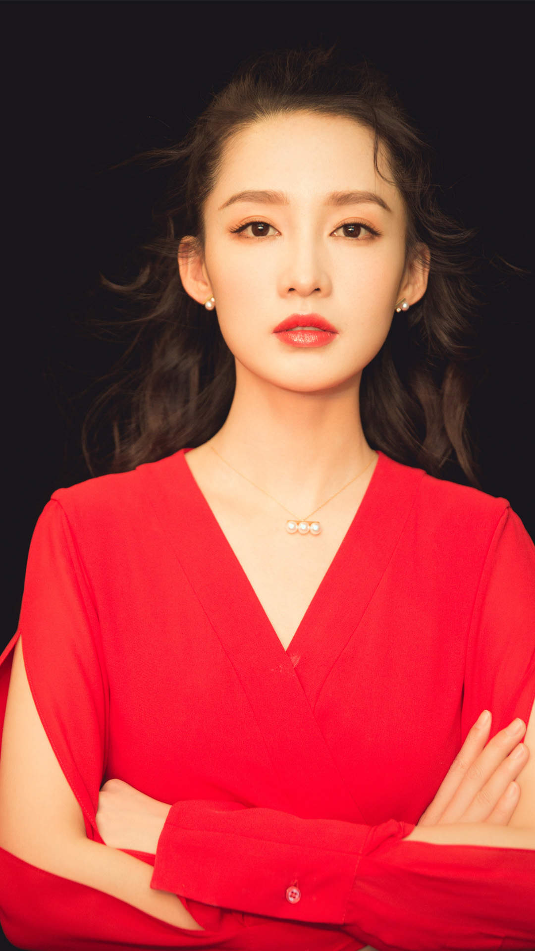 中国内地江苏省苏州市影视女演员李沁甜美俏皮写真手机壁纸图片
