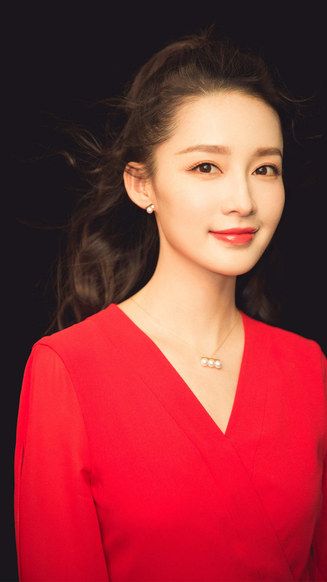 中国内地江苏省苏州市影视女演员李沁甜美俏皮写真手机壁纸图片