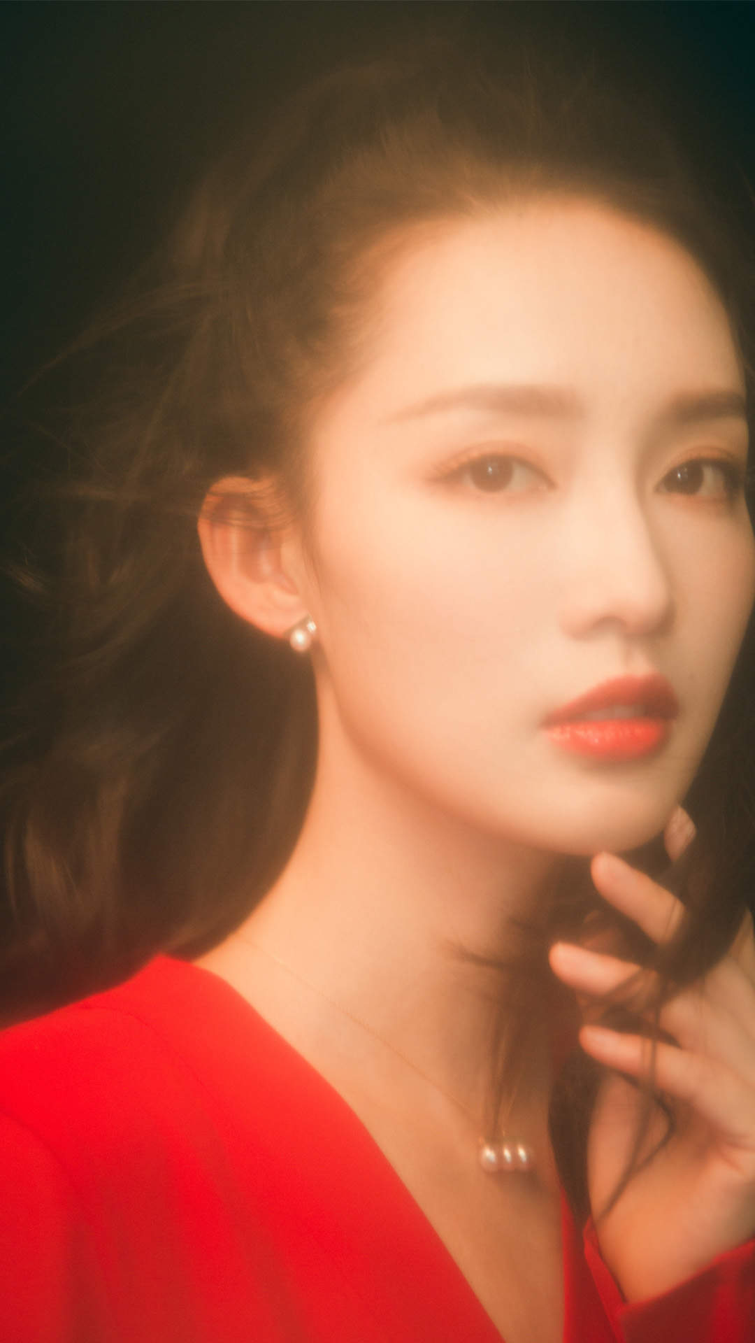 中国内地江苏省苏州市影视女演员李沁甜美俏皮写真手机壁纸图片
