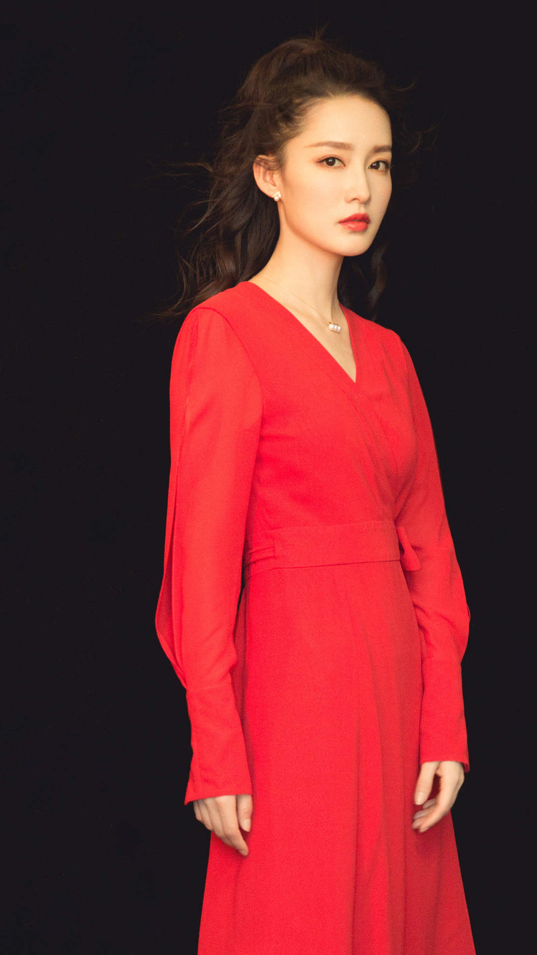 中国内地江苏省苏州市影视女演员李沁黑白长裙性感写真图片图片