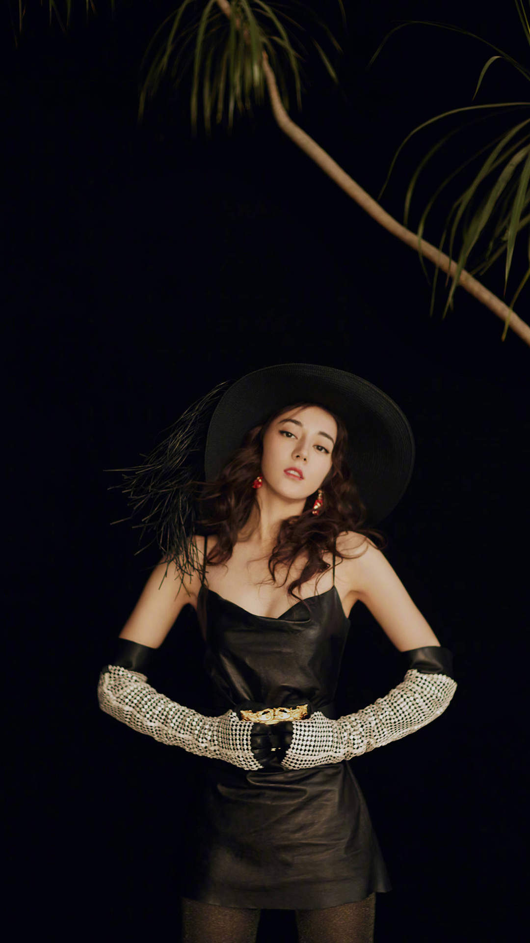 新疆乌鲁木齐美女演员迪丽热巴最新杂志写真图片图片