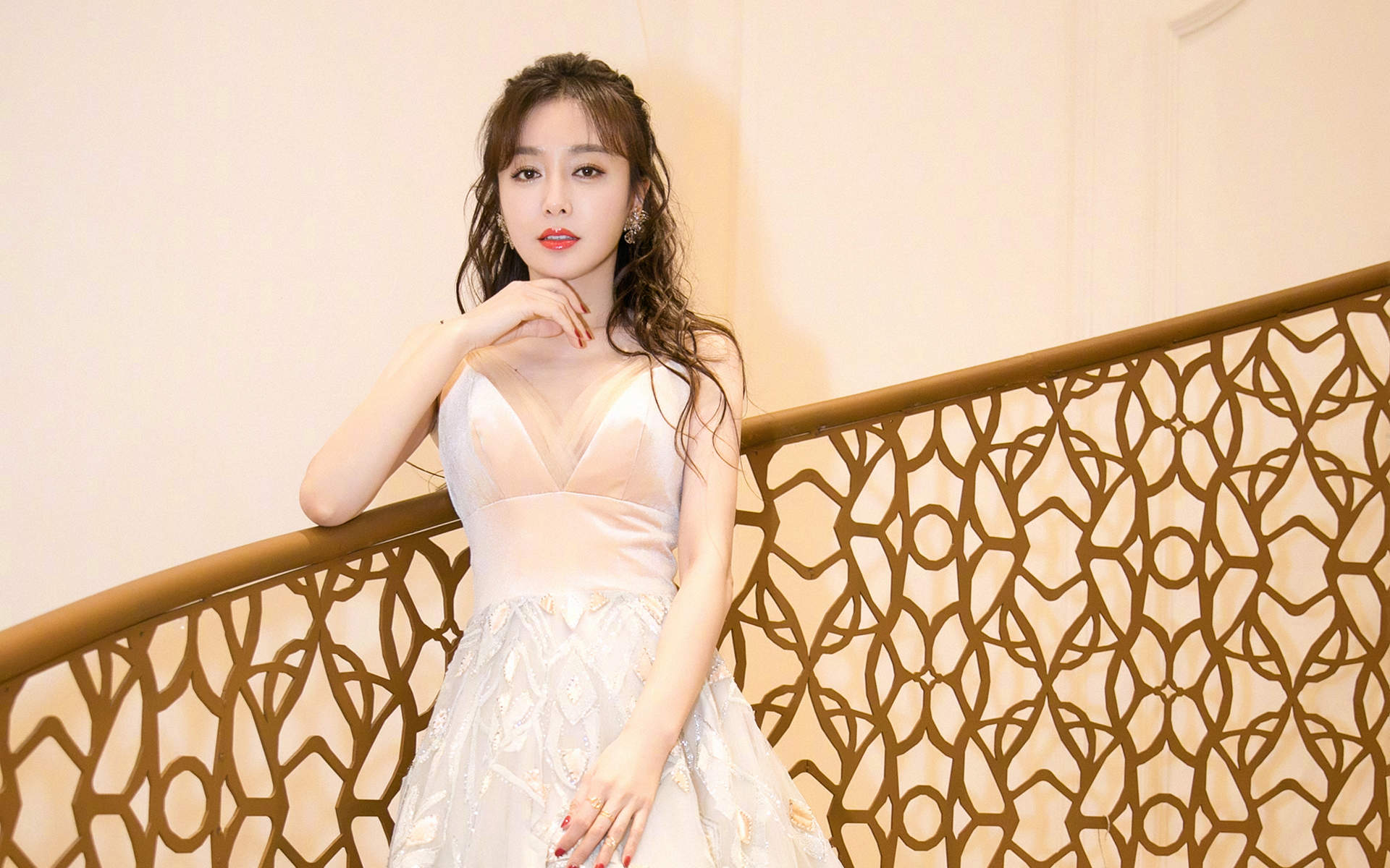 高清中国内地辽宁省沈阳女演员秦岚钻石蓝睫毛魅力性感写真图片