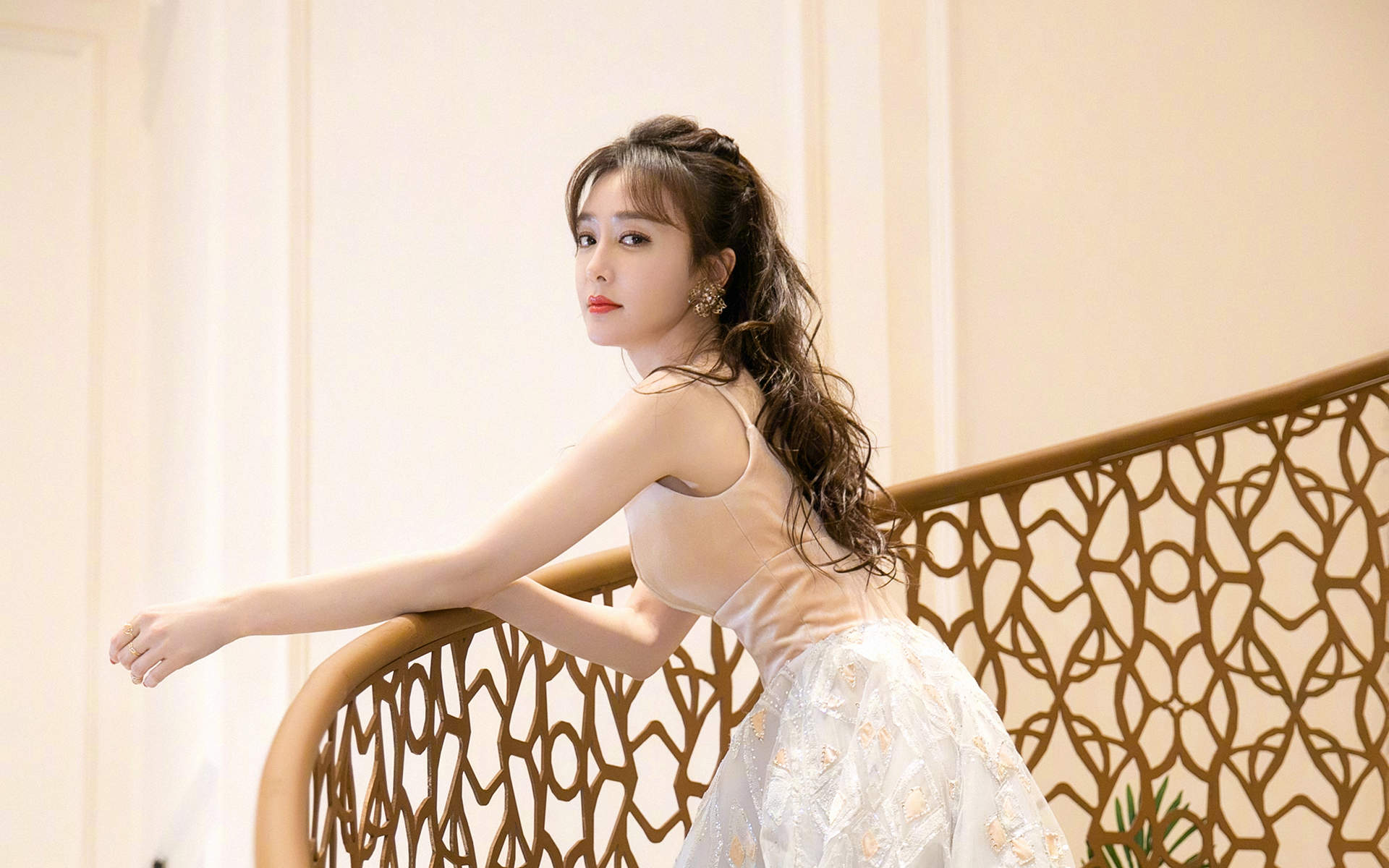 高清中国内地辽宁省沈阳女演员秦岚钻石蓝睫毛魅力性感写真图片
