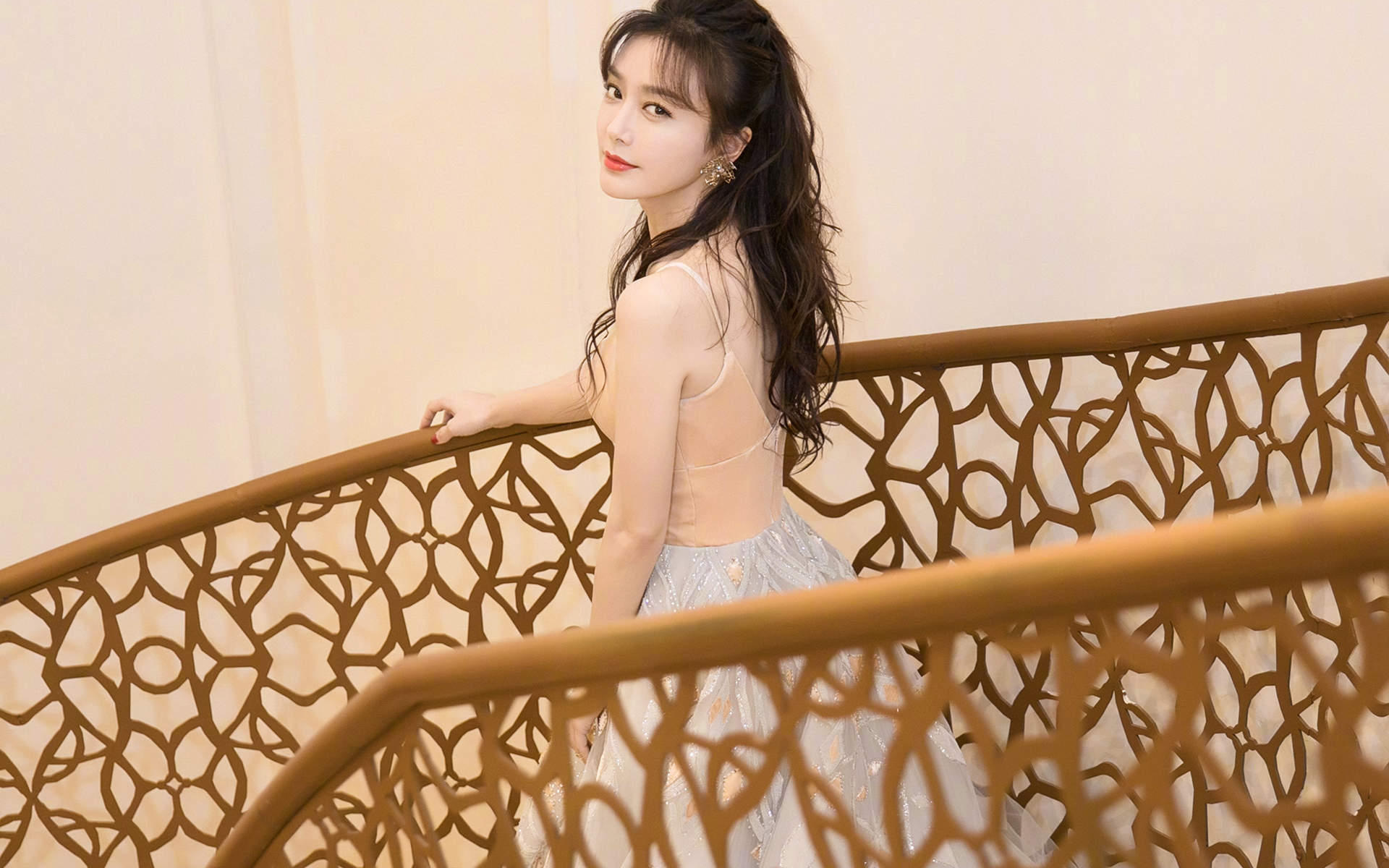 高清中国内地辽宁省沈阳女演员秦岚优雅自信性感写真图片